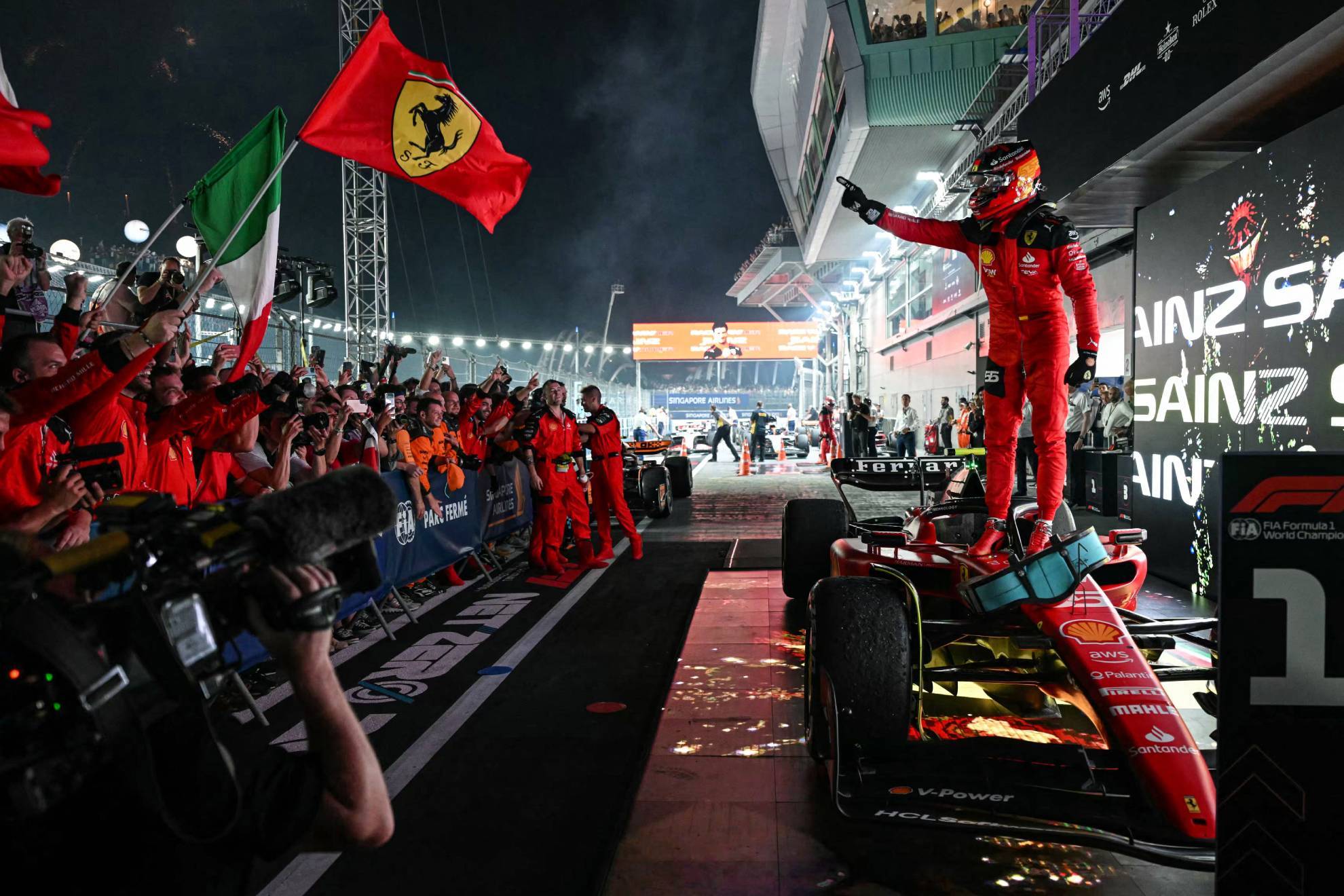 Sainz, celebrando su victoria en el GP de Singapur 2023.