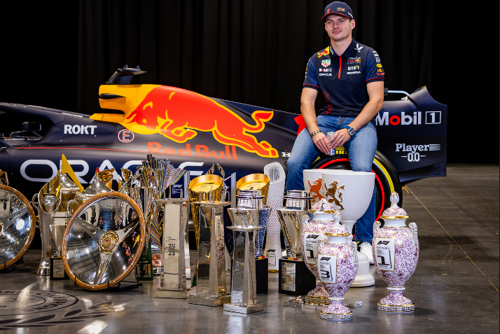 Verstappen, con sus trofeos de este ao rcord