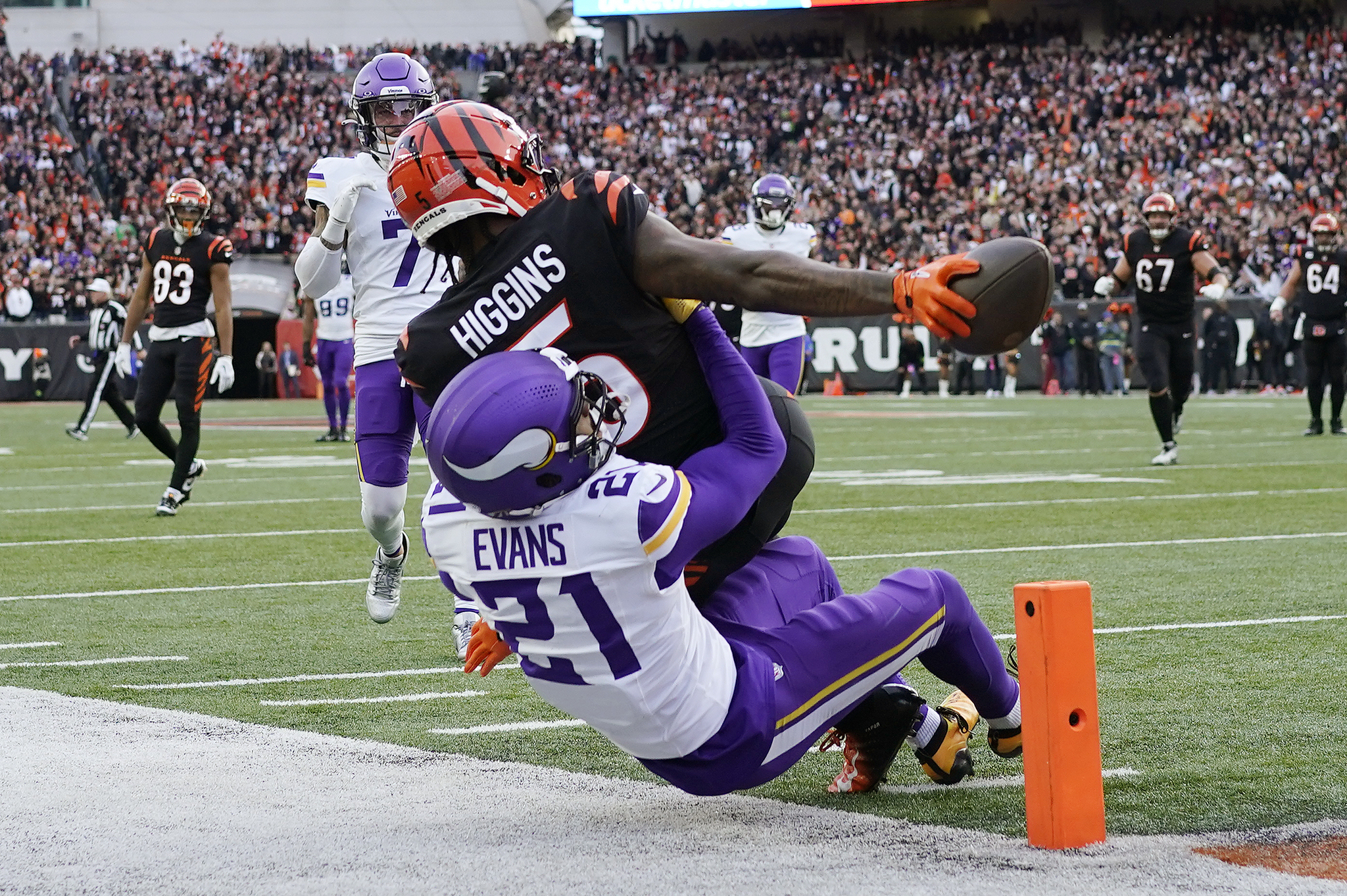 Cincinnati Bengals wide receiver Tee Higgins (5) reaches for the end zone to score a touchdown over Minnesota Vikings