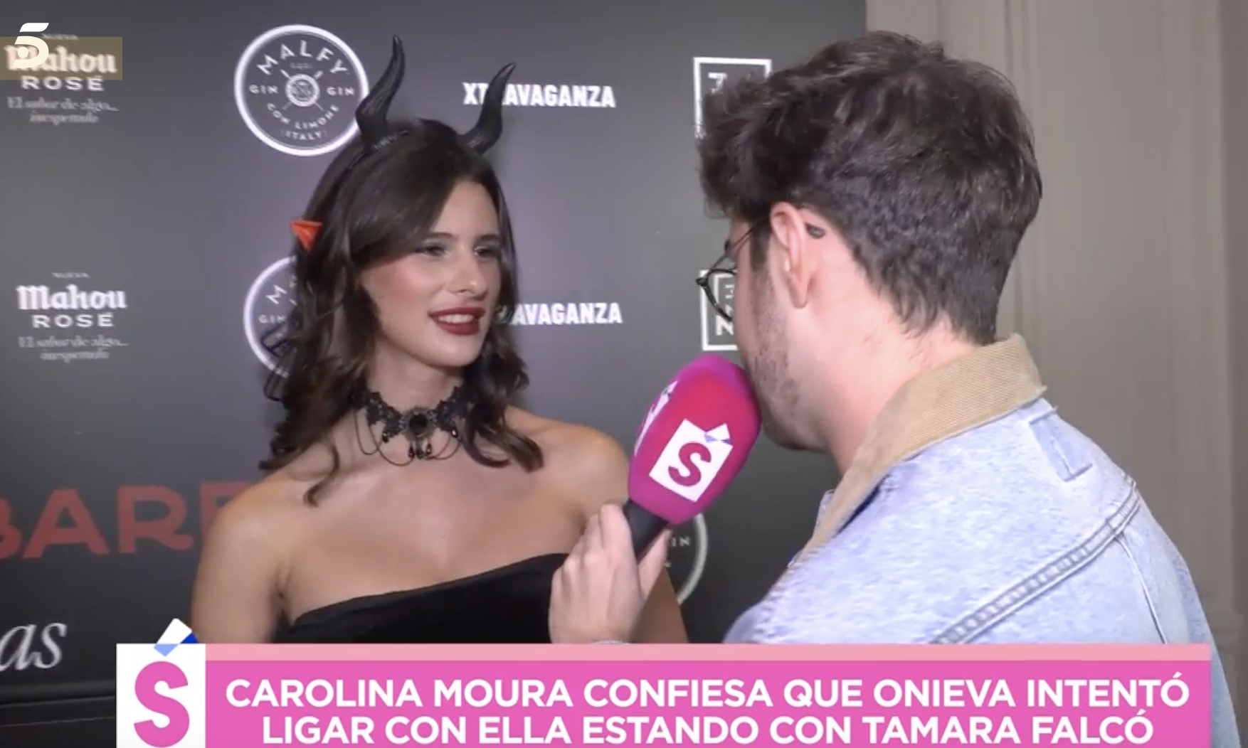 Un reportero de 'Socialit' hablando con Carolina Moura. TELECINCO