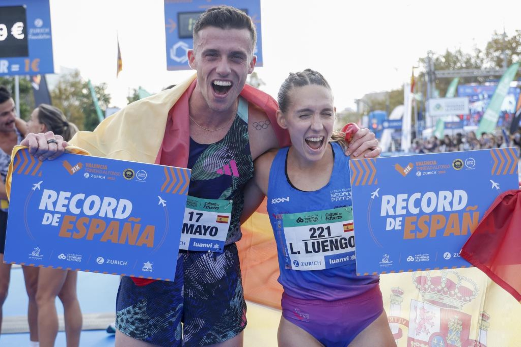 Laura Luengo, junto a Carlos Mayo, tras batir el récord de España de medio maratón