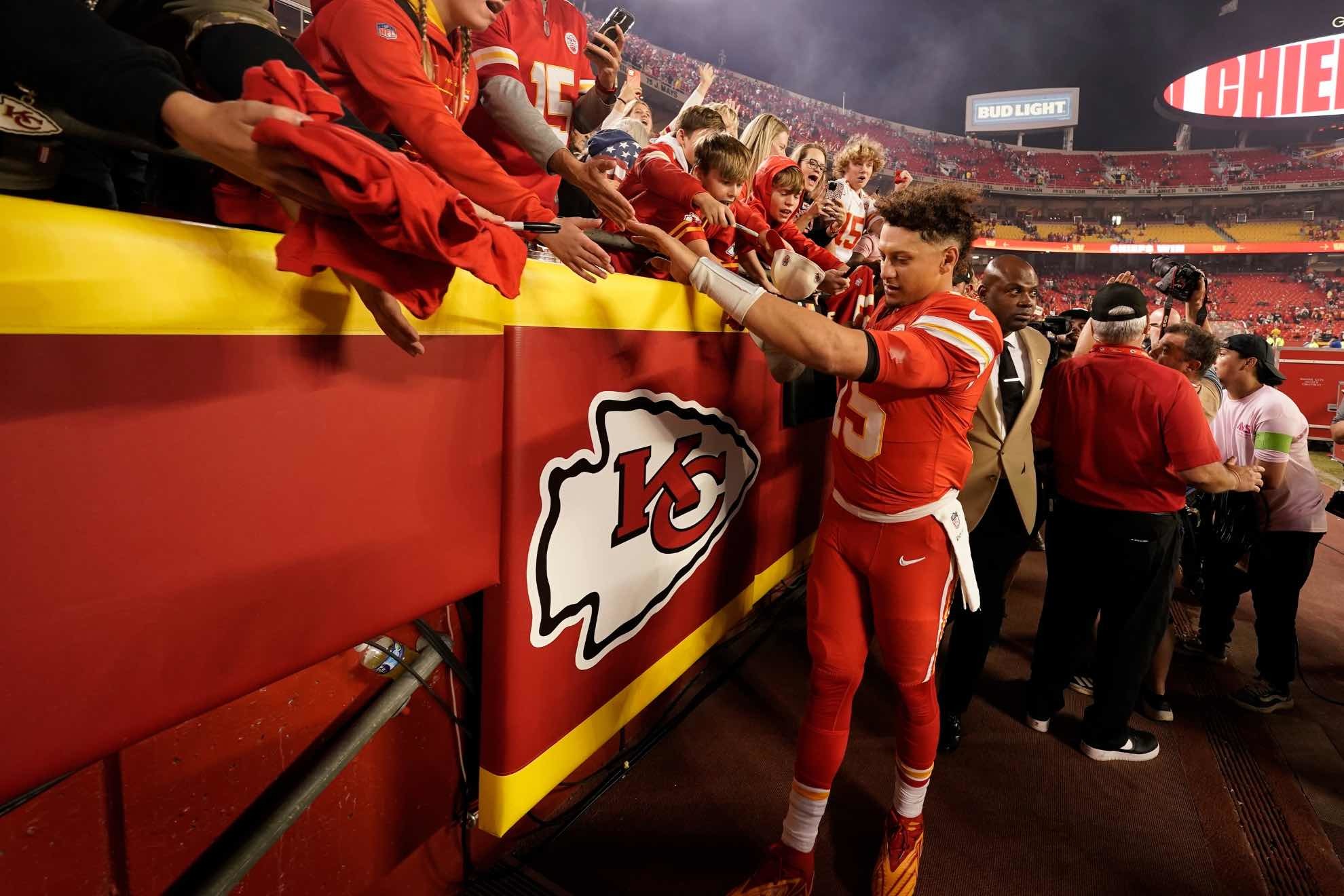 Patrick Mahomes takes time for the fans