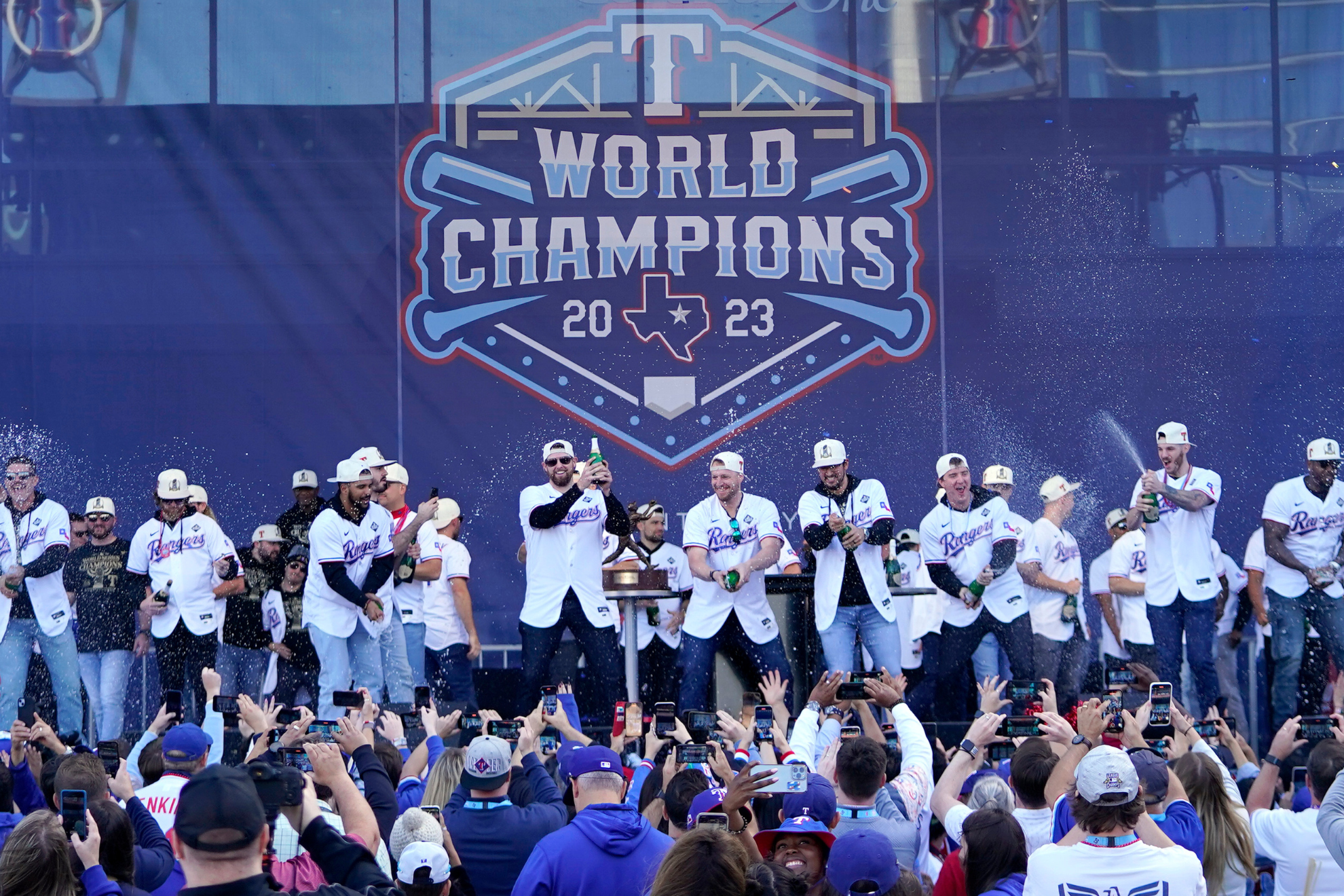 Os jogadores do Rangers comemoram seu campeonato da World Series.