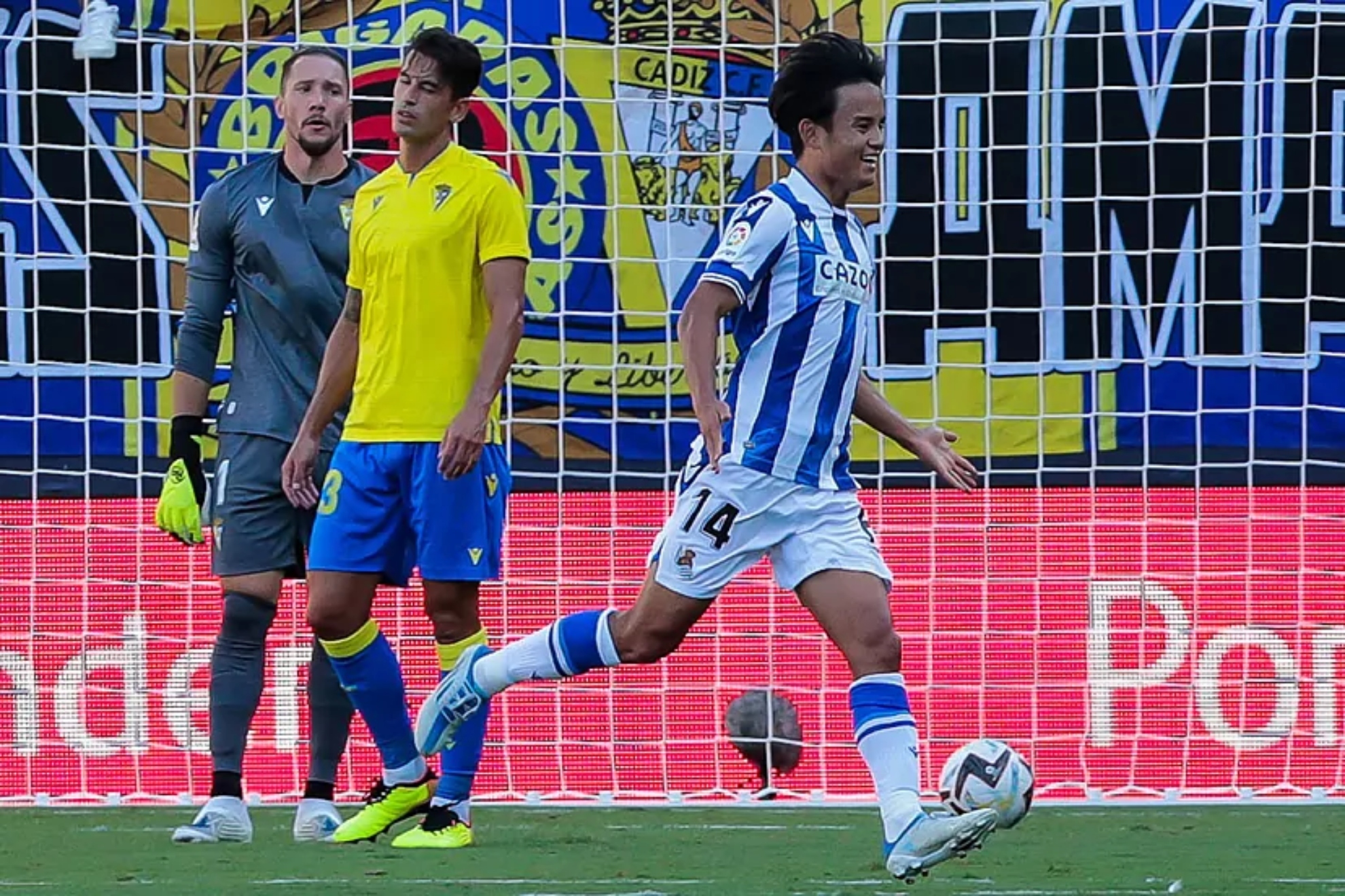 Take Kubo celebra su primer gol con la Real, la pasada Liga en Cádiz.