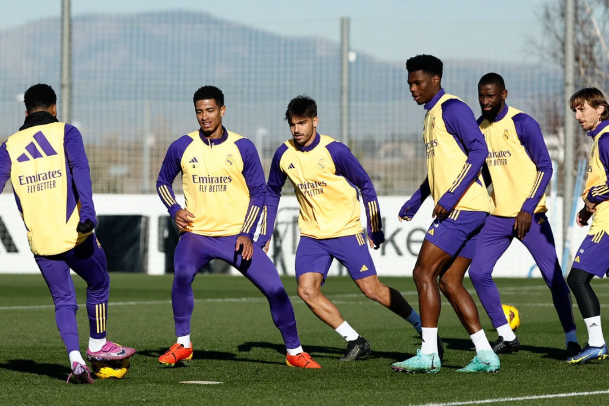 Asencio, en el entrenamiento del Madrid junto a Rodrygo, Bellingham, Tchouaméni, Rüdiger y Modric.