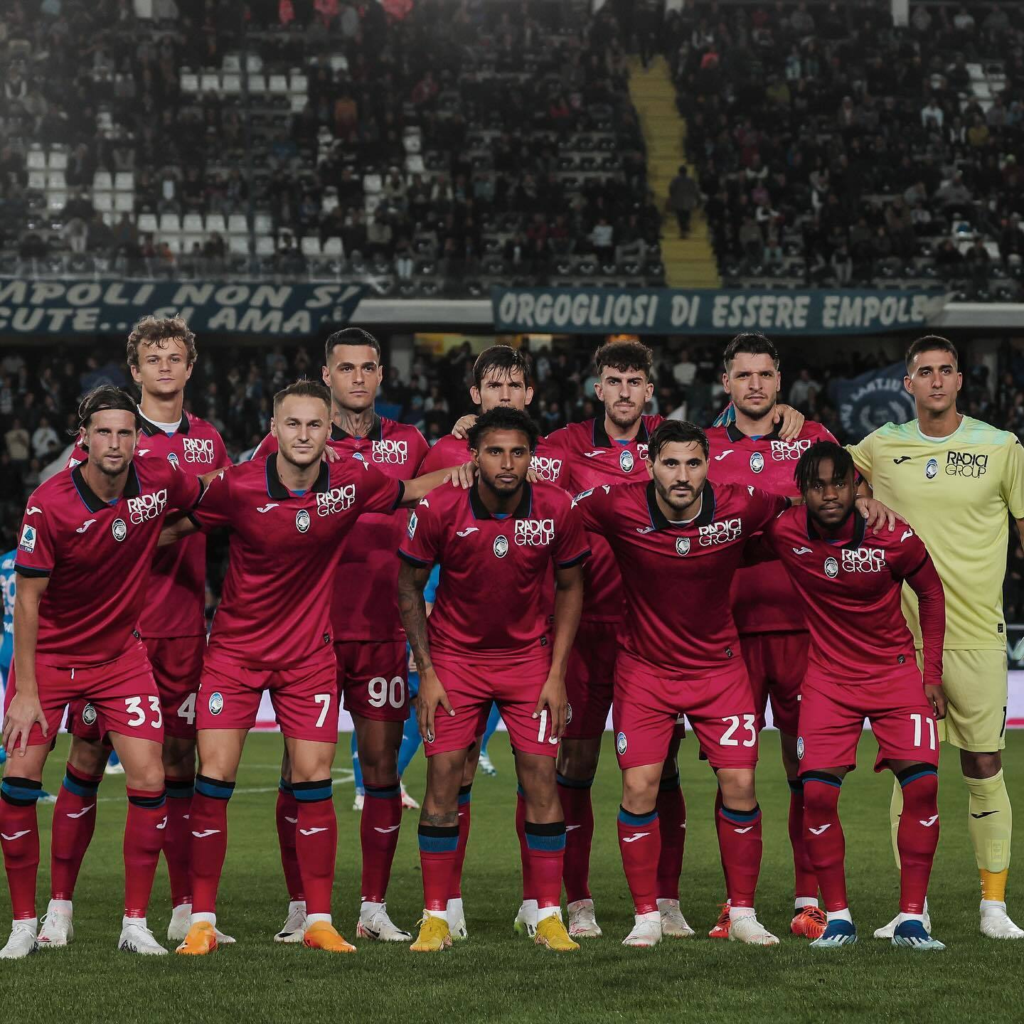 Gli undici dell'Atalanta in una partita nel 2023-24.  Scalvini è il primo da sinistra, in alto.