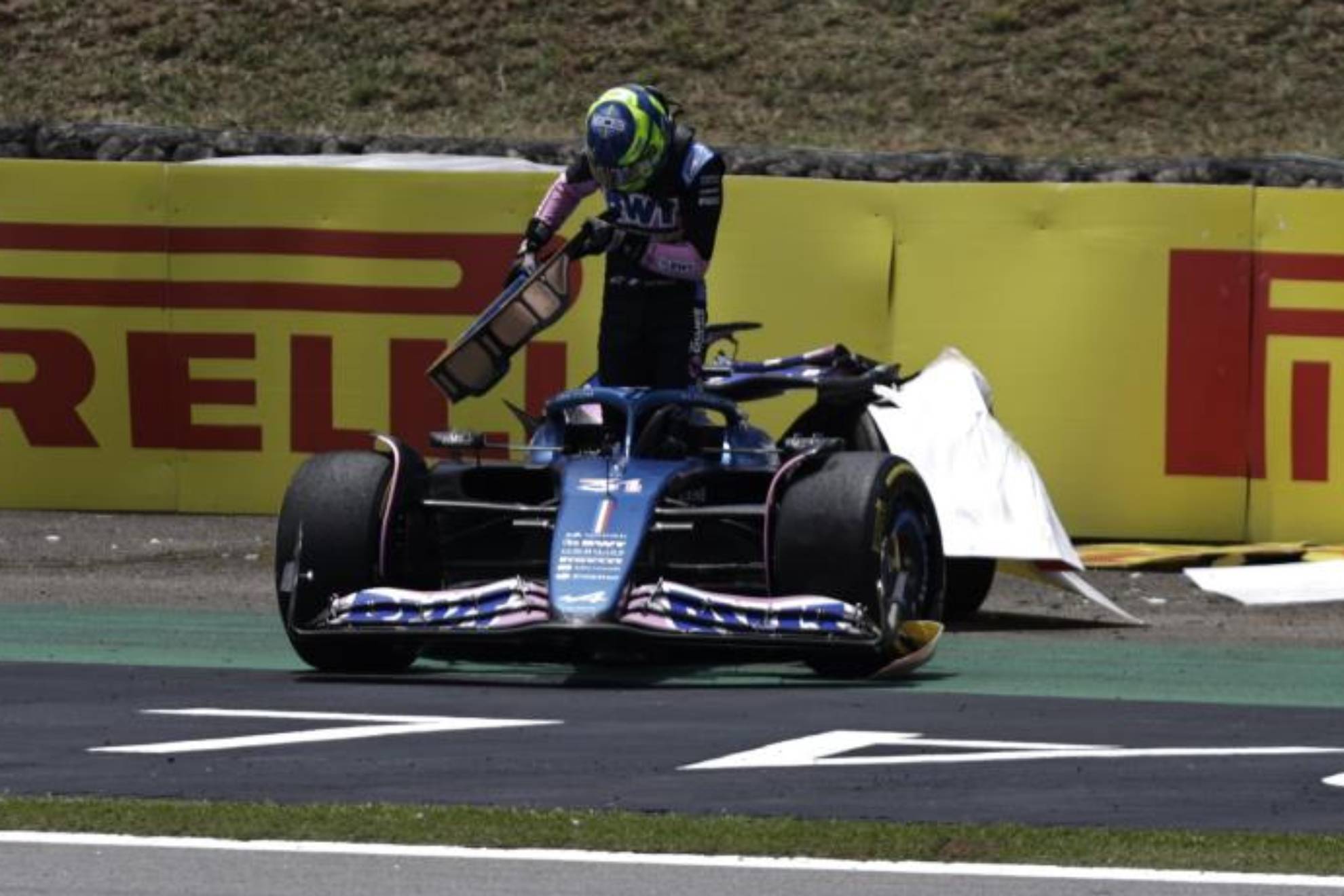 Ocon, tras accidentarse en la calificacin Sprint del GP de Brasil 2023.