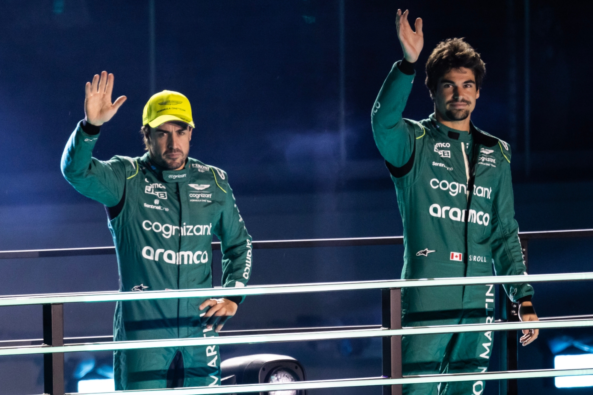 Alonso y Stroll saludan antes de la disputa del GP de Las Vegas 2023.