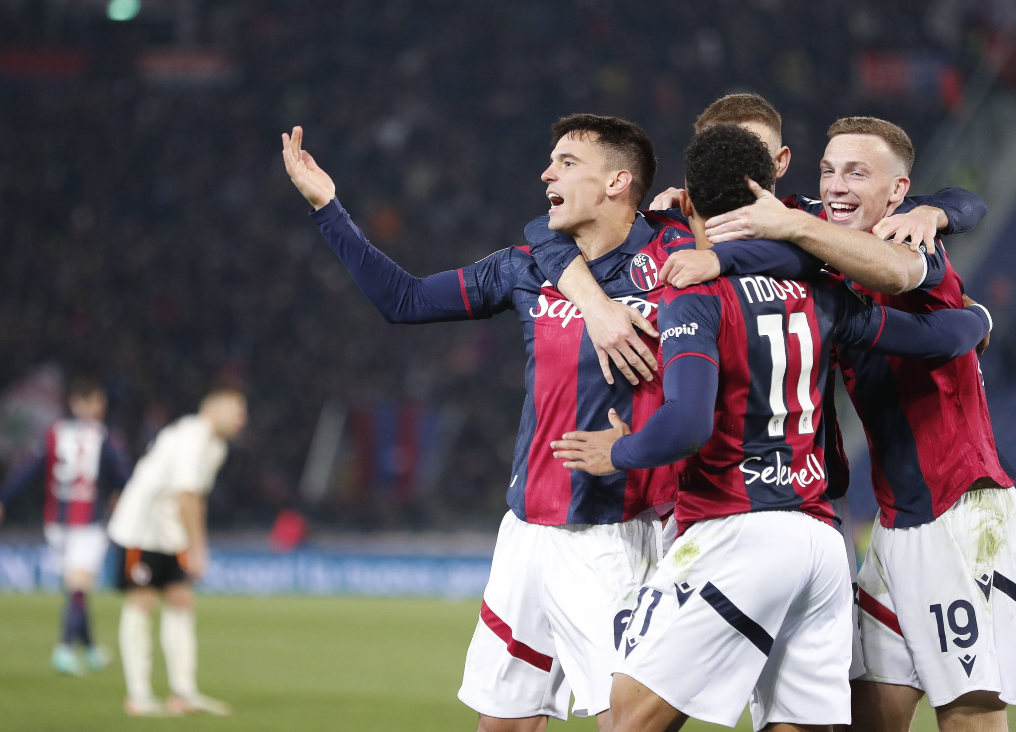 Los jugadores del Bologna celebran un gol.
