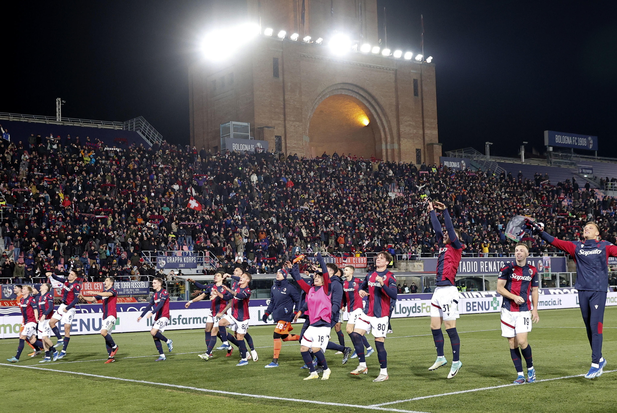 Los jugadores del Bologna celebran ante la Curva.