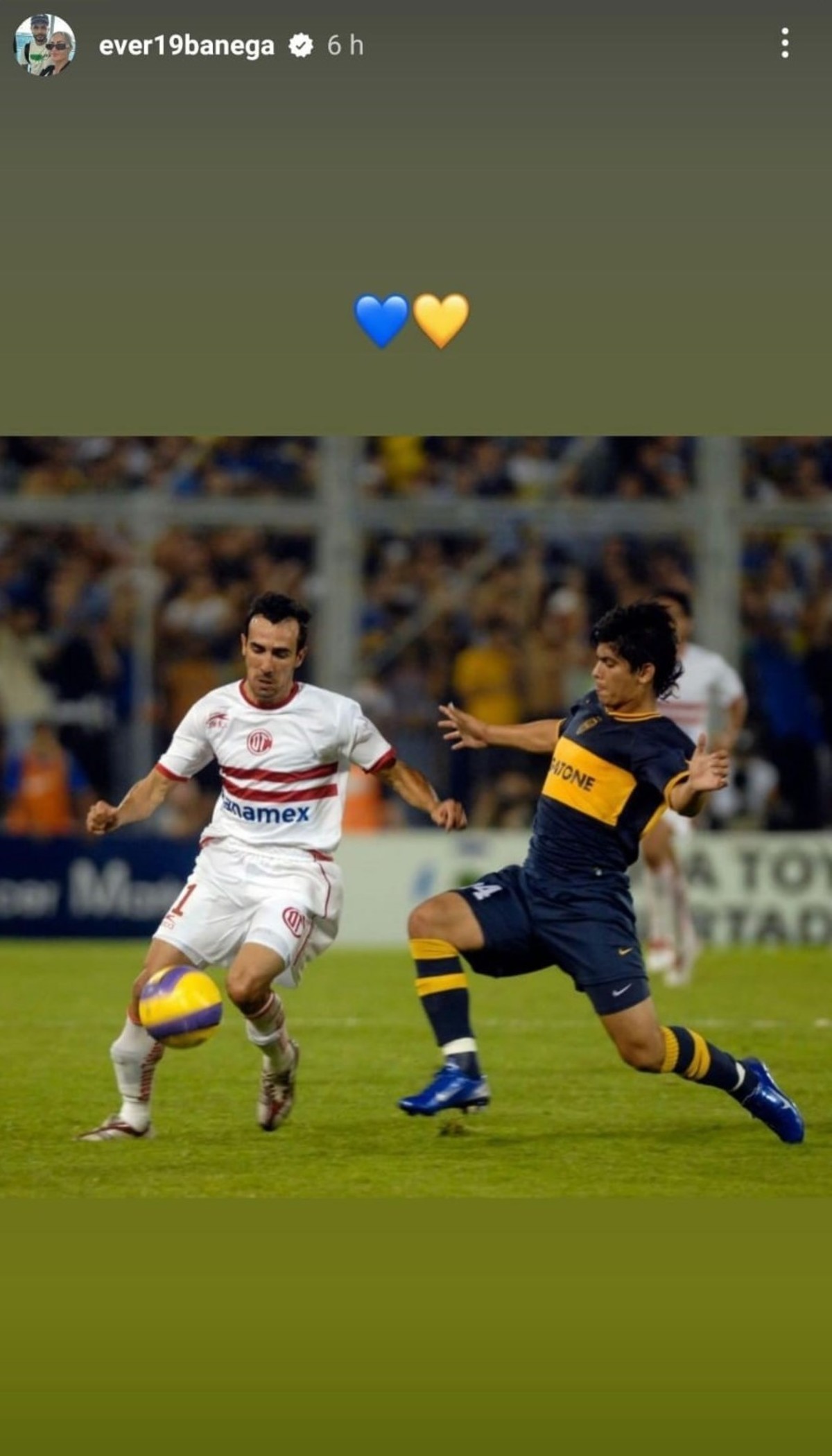 Captura de la historia que subi Banega en Instagram de una foto suya jugando en Boca, con corazones azules y amarillos