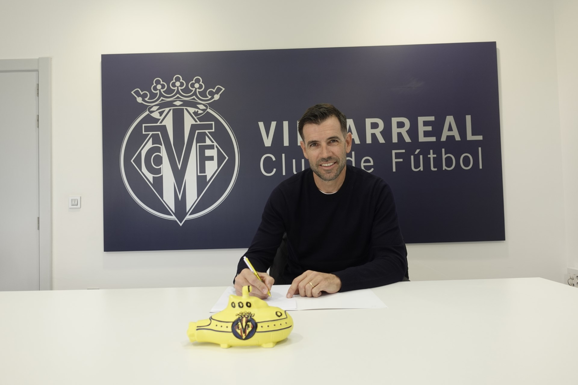 David Albelda, nuevo entrenador del Villarreal C, firmando su contrato.