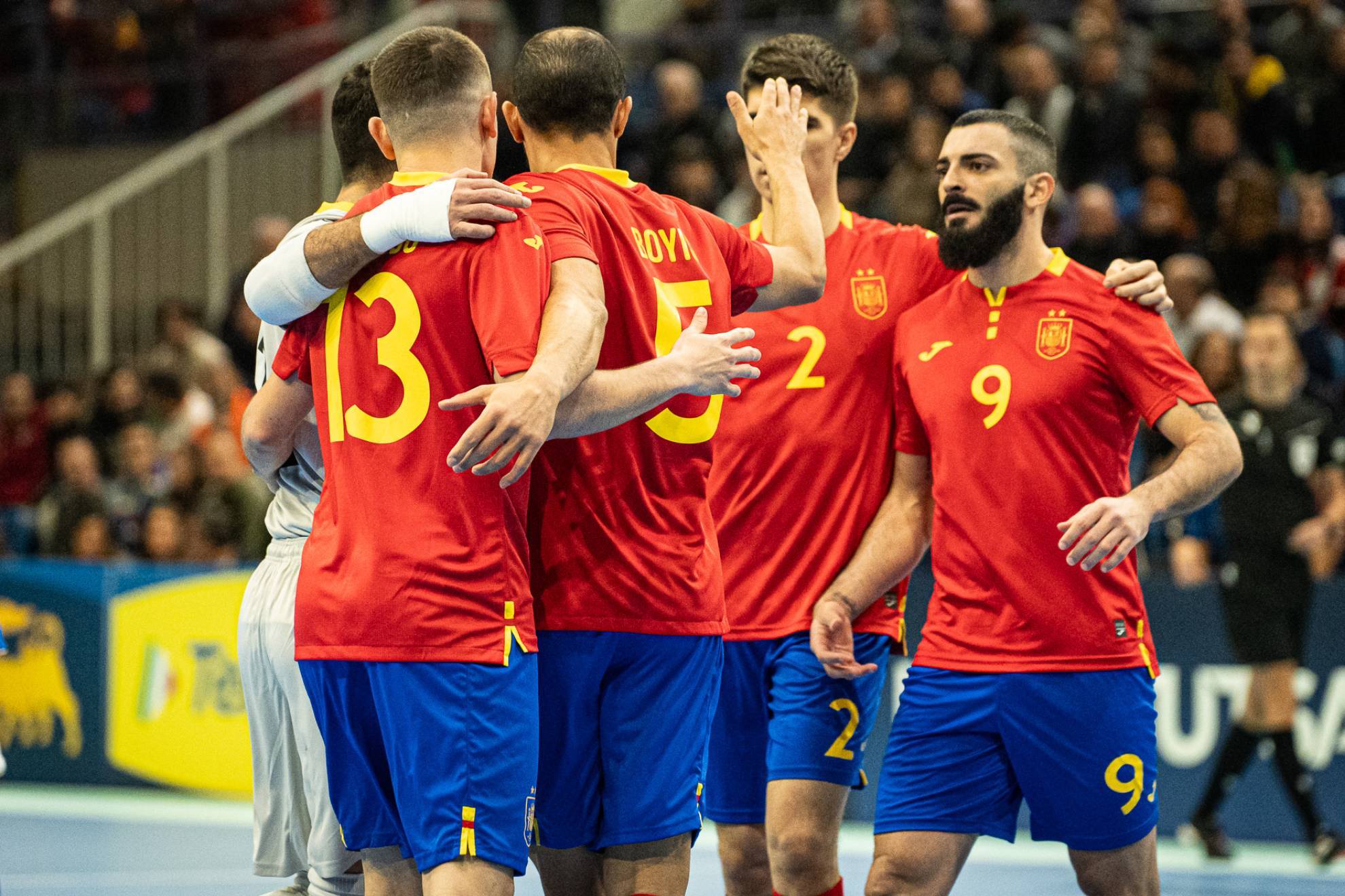 Ddac Plana, Mellado, Boyis, Antonio Prez y Juan Emilio celebran un gol de Espaa.