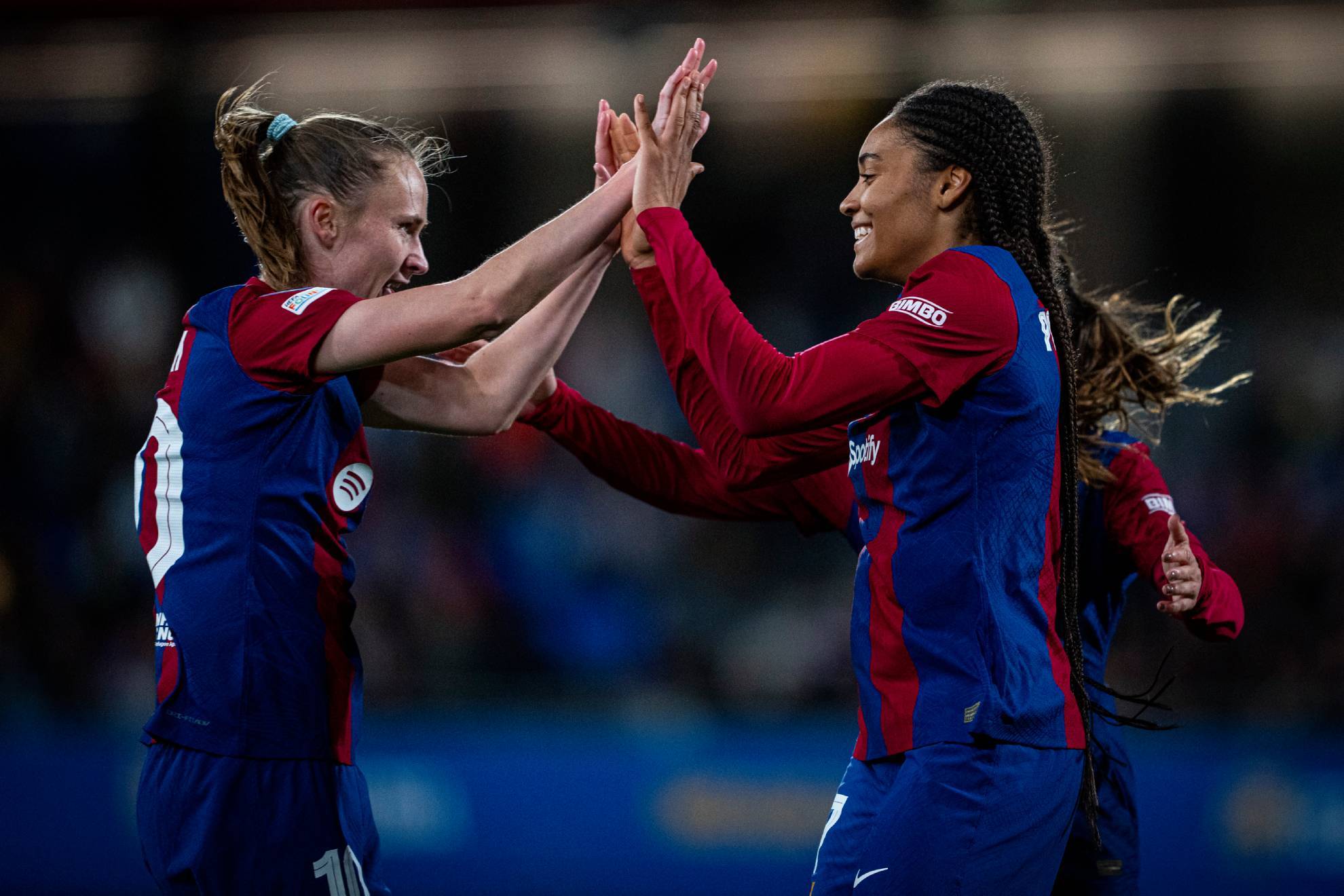 Caroline Graham Hansen y Salma Paralluelo celebran un gol del Barcelona / FCB