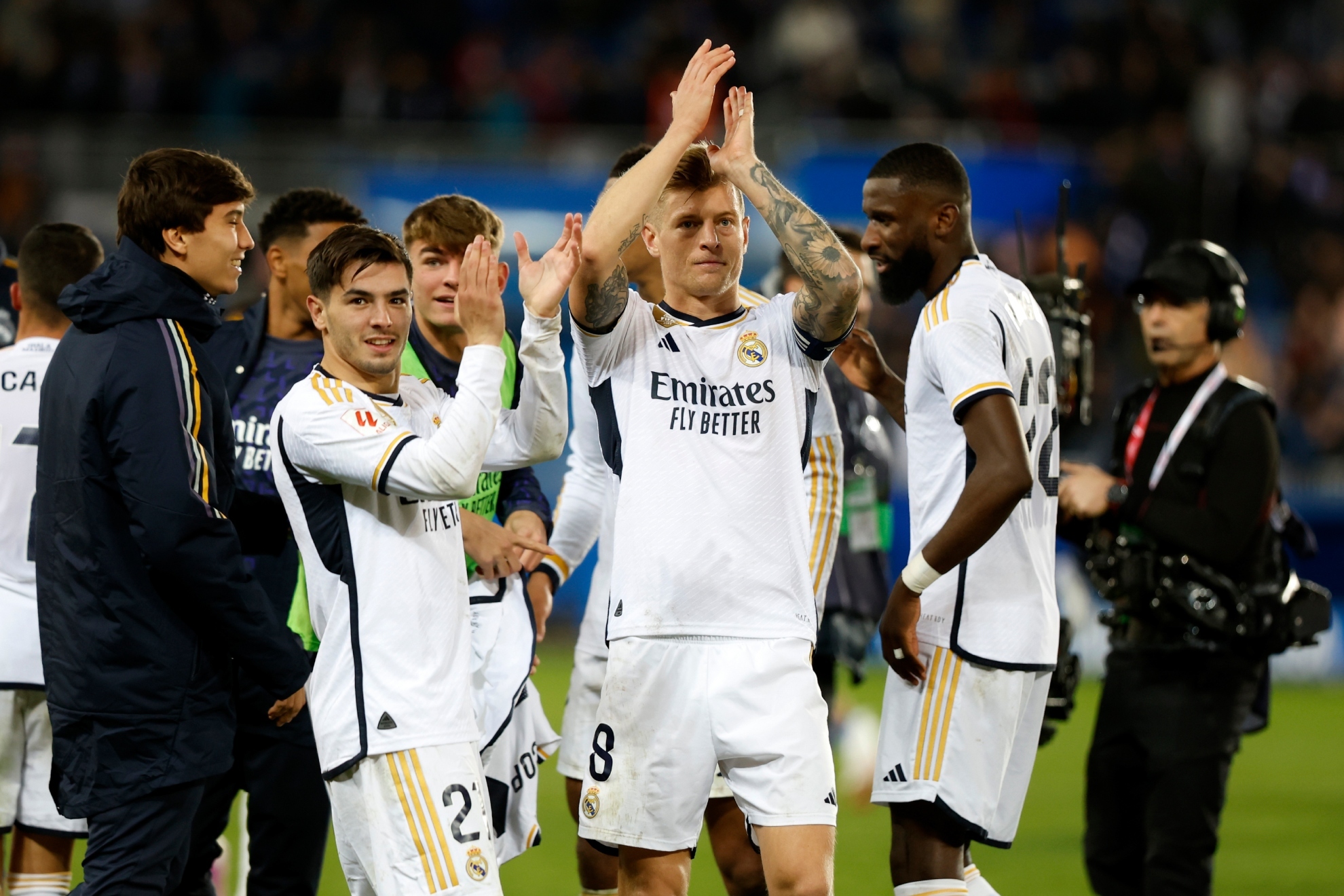 Kroos, celebrando con los aficionados del Madrid en Vitoria el triunfo ante el Alav�s.