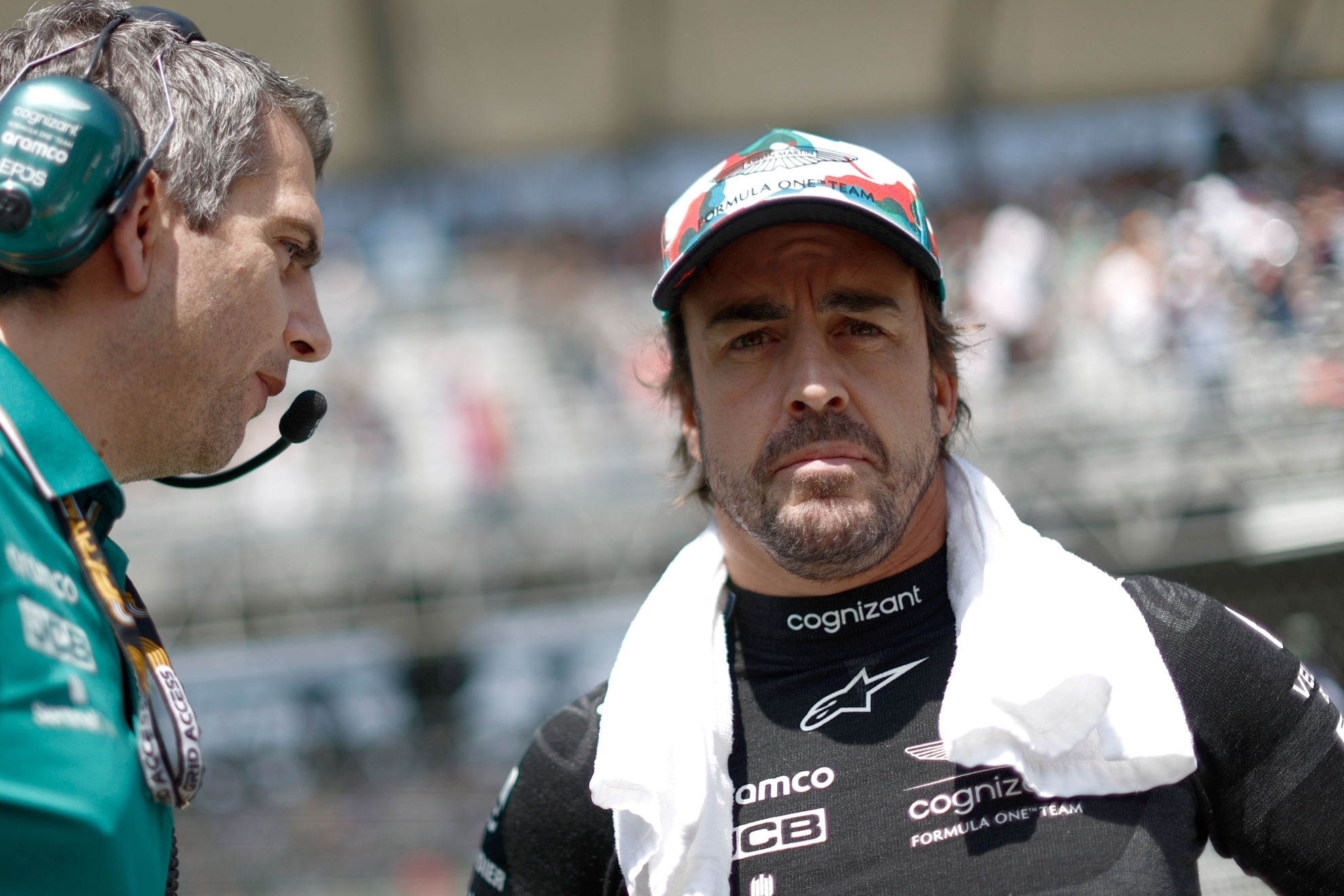 Alonso, concentrado, antes de una carrera.