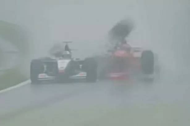 Momento del choque de Schumacher con Coulthard, en Spa 1998.
