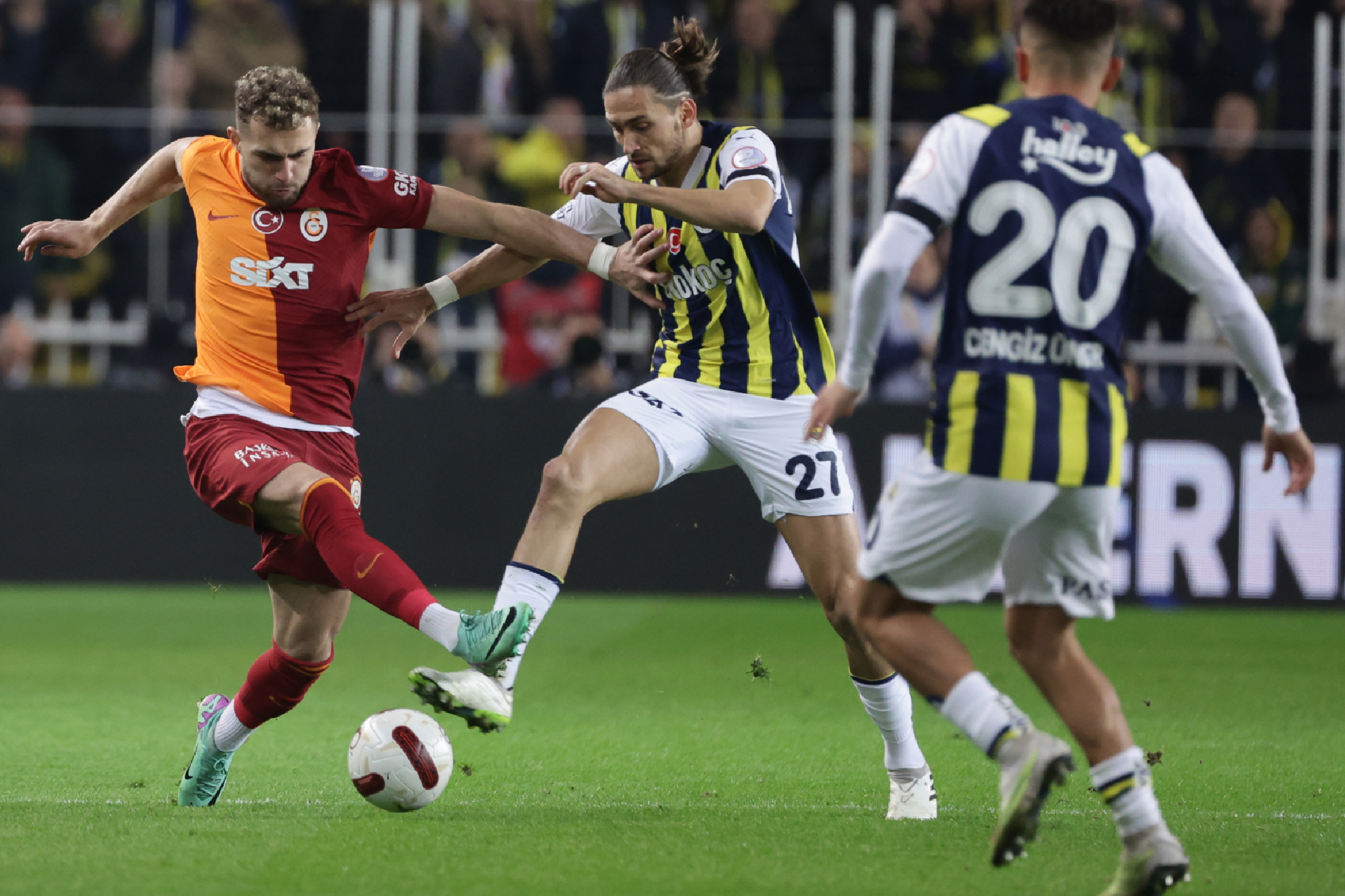 Yilmaz y Crespo pugnan por un baln en el Fenerbahe - Galatasaray.