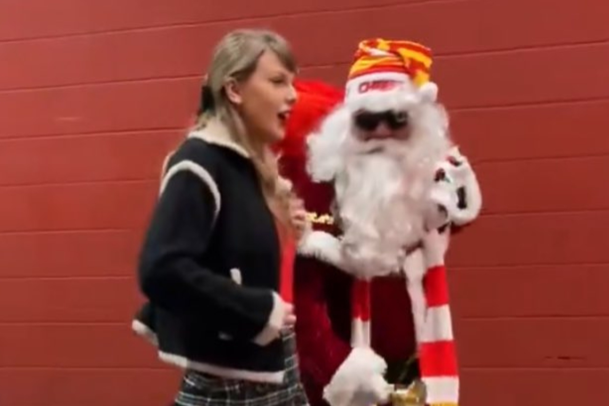 Taylor Swift arrived to Arrowhead Stadium with Santa Claus