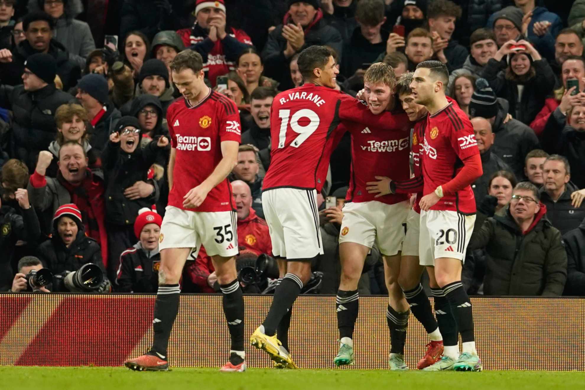 Manchester Uniteds Rasmus Hojlund, centre right, celebrates after scoring his sides third goal /