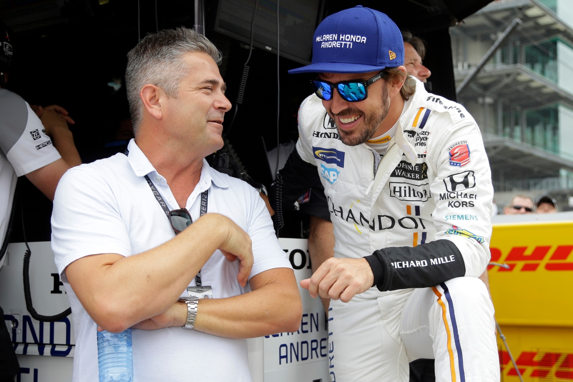 Gil de Ferran conversa con Fernando Alonso.