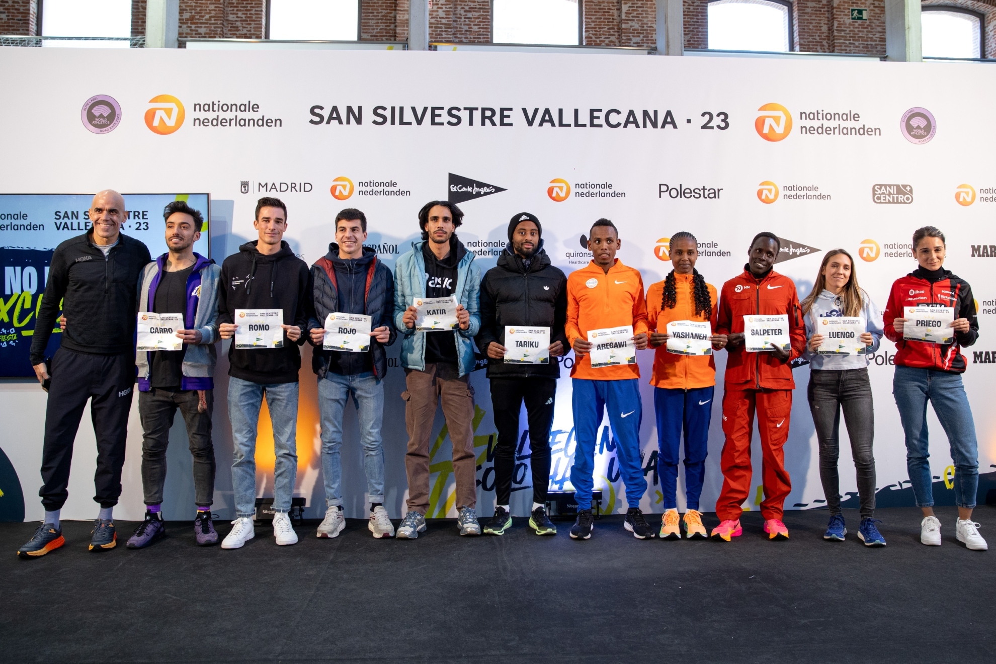 Foto de familia de los atletas participantes en la presentación de la San Silvestre Vallecana