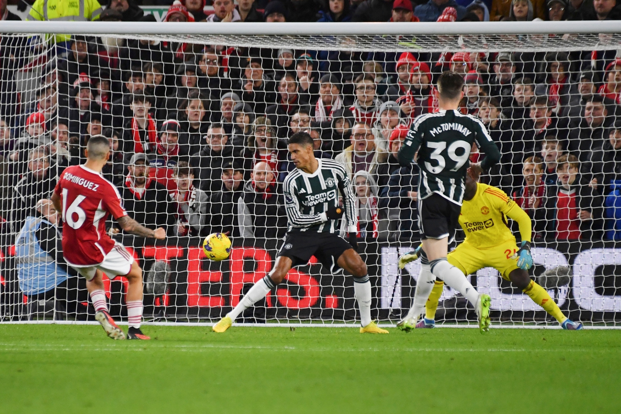 Nico Dom�nguez marca el 1-0 contra el United.