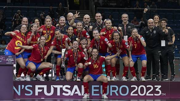 The women's team celebrates its third European Cup in a row in Debrecen.