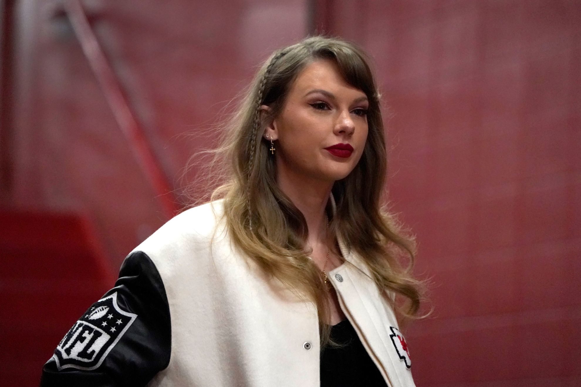 Taylor Swift wears boyfriend Travis Kelces letterman jacket to Chiefs vs. Bengals