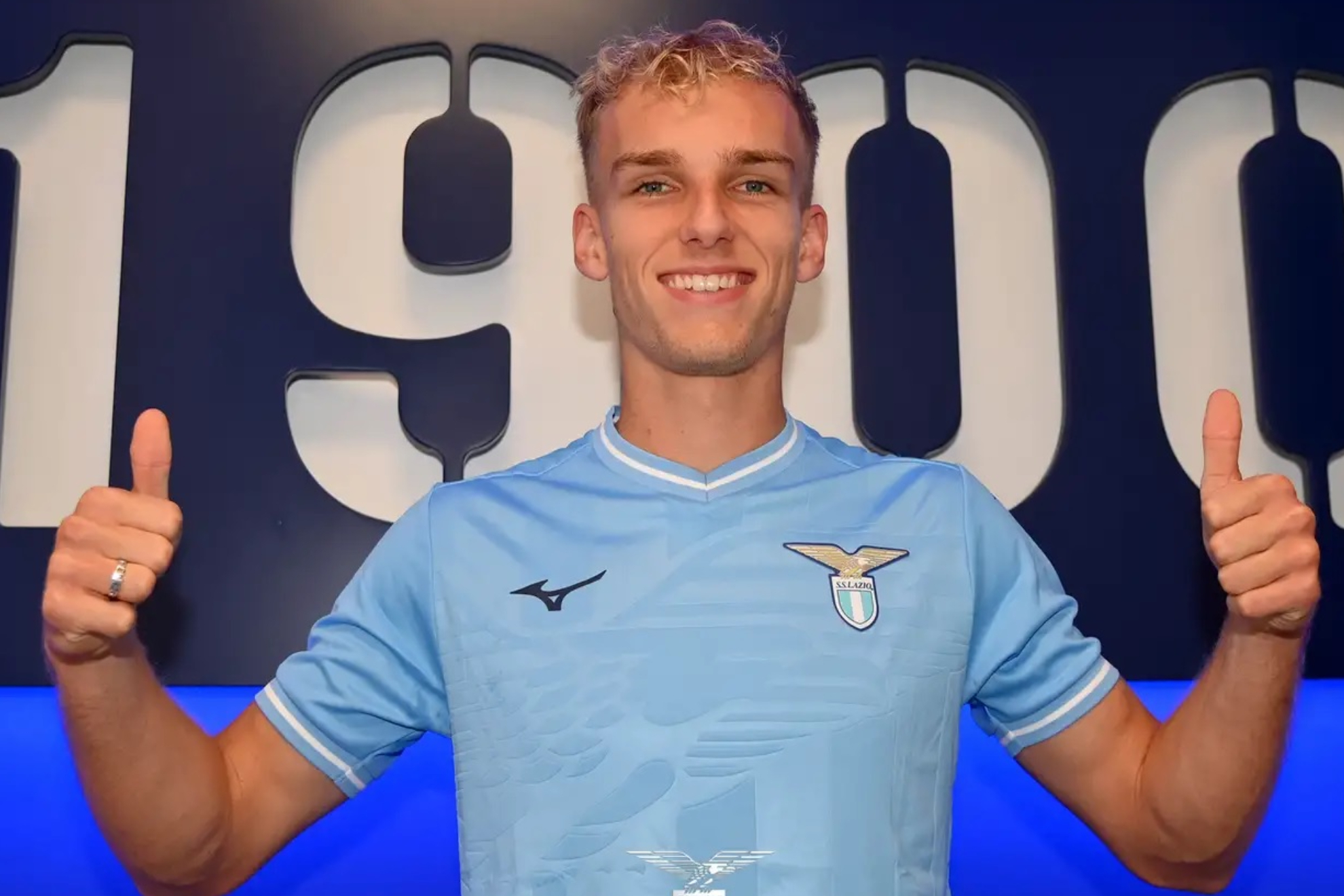 Isaksen posa con los colores de la Lazio tras fichar.