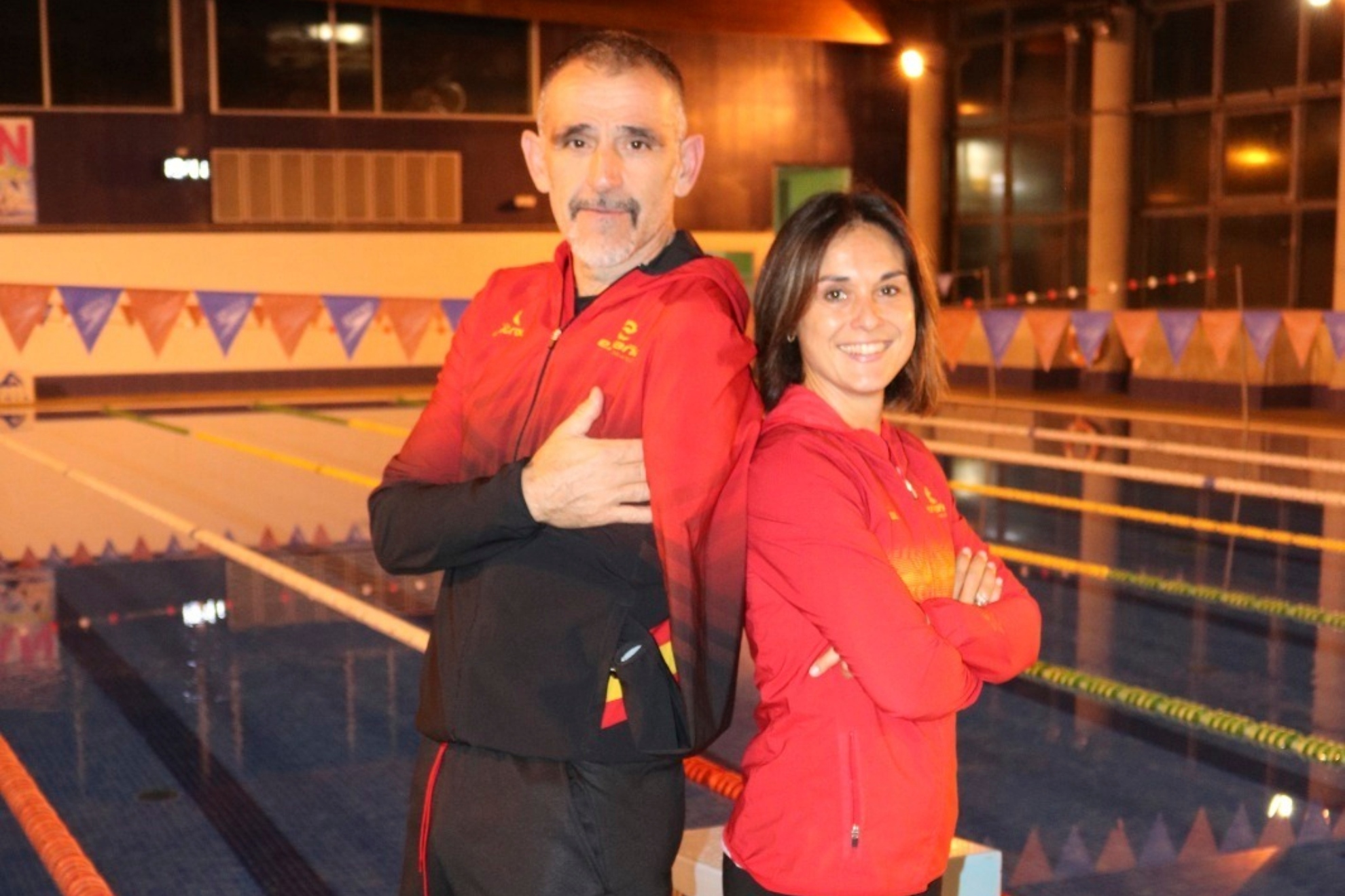 Los triatletas Kini Carrasco y Carmen González.