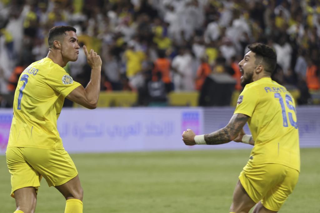 Cristiano celebra un gol con Alex Telles en la Liga de Campeones rabe
