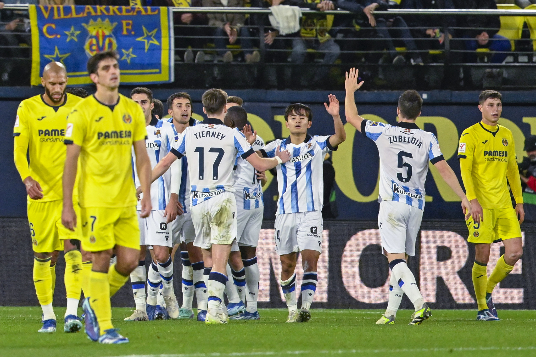 Take Kubo recibe las felicitaciones de sus compañeros por su gol al Villarreal.