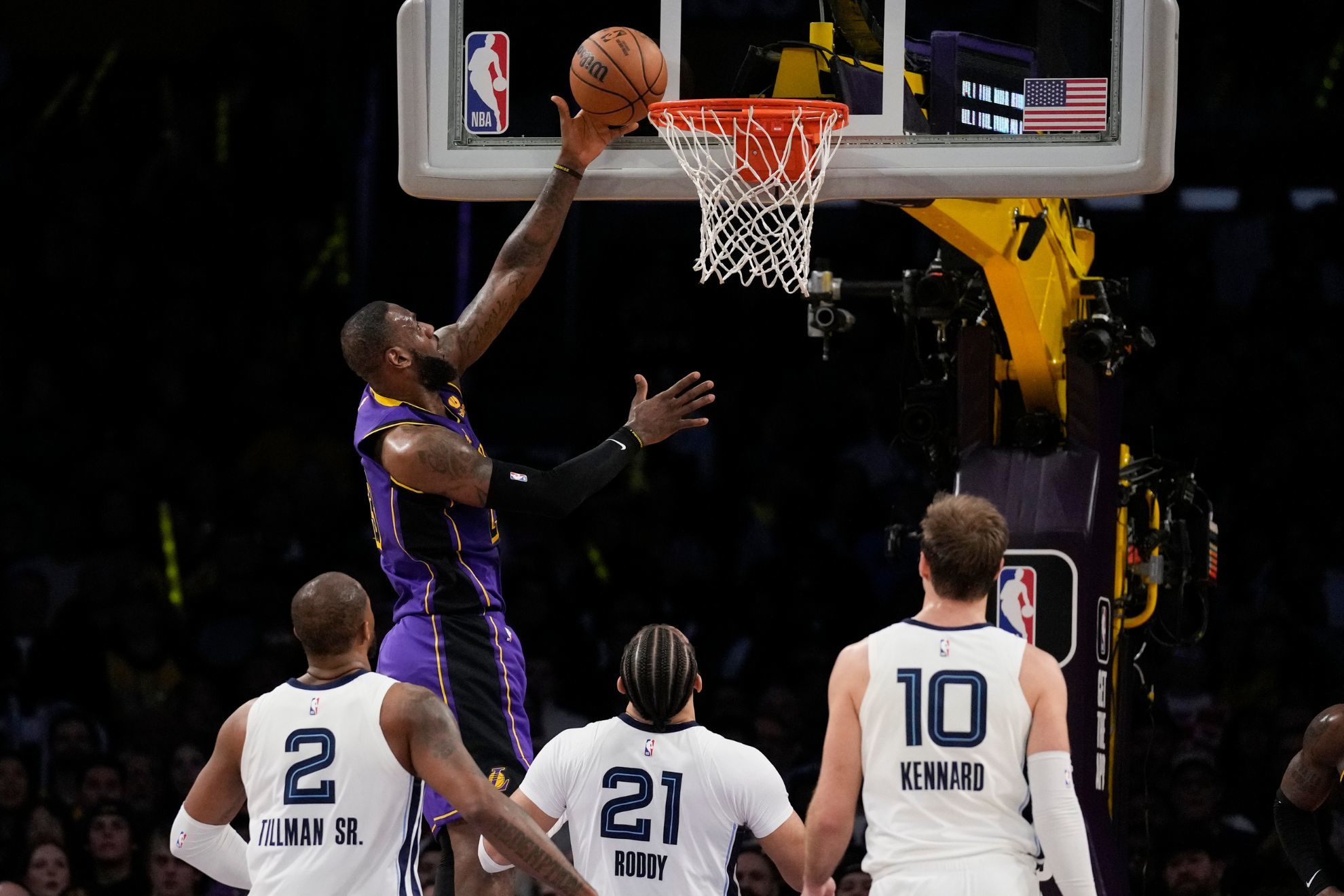 LeBron James Lakers melt down after strong start vs. Grizzlies, who hit 23 3-pointers