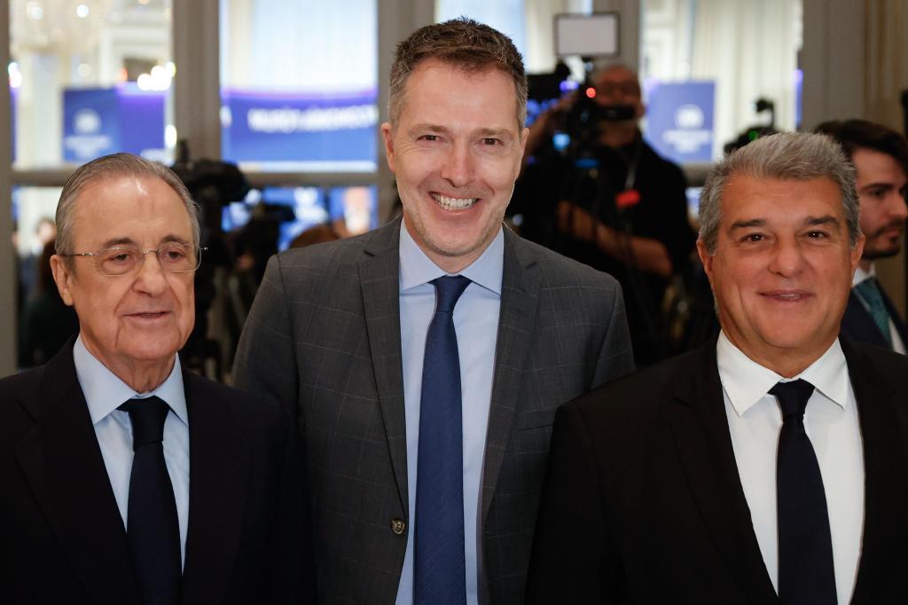 Bernd Reichart (c), CEO de A22 Sports Management, sociedad promotora de la Superliga, junto a Florentino Prez y Jan Laporta.