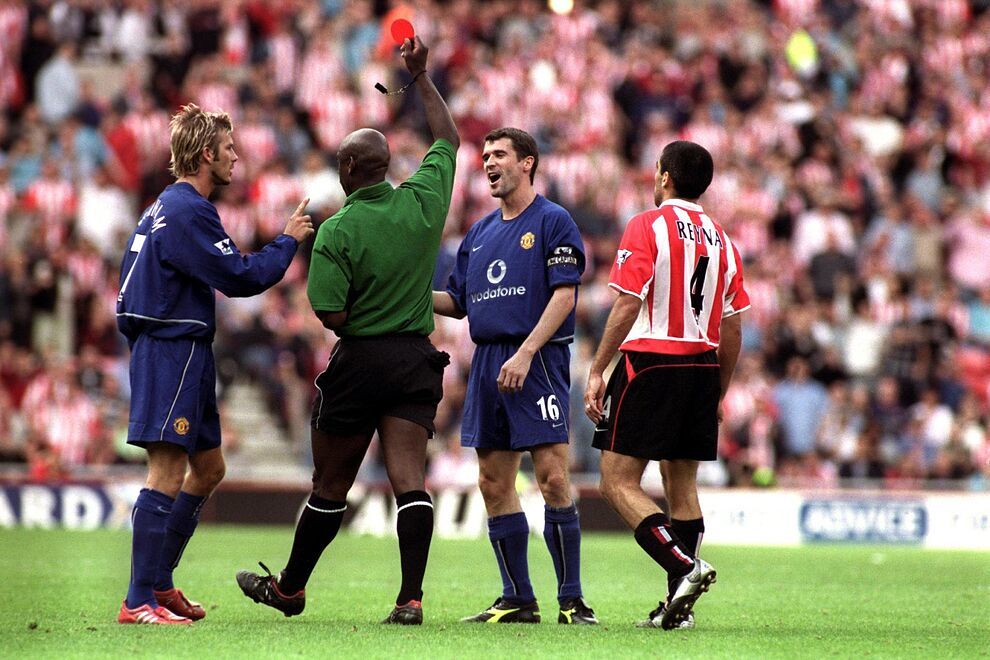 El árbitro Uriah Rennie le muestra la roja a Roy Keane.