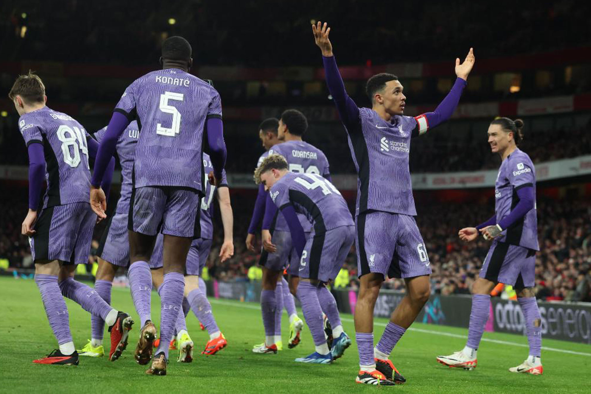 Alexander-Arnold y los jugadores del Liverpool celebran el 0-1.