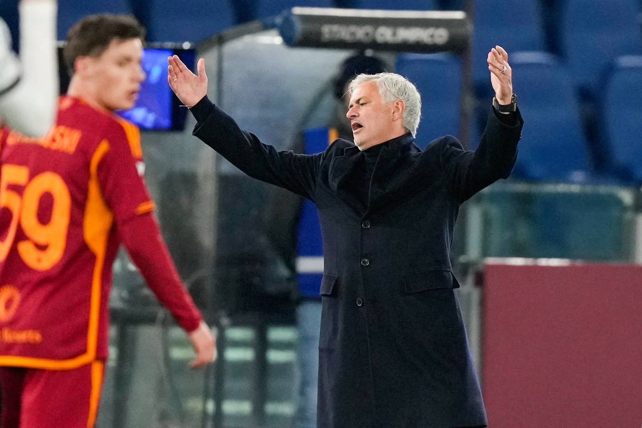 Mourinho es expulsado... y se marcha ovacionado por aficin de la Roma!