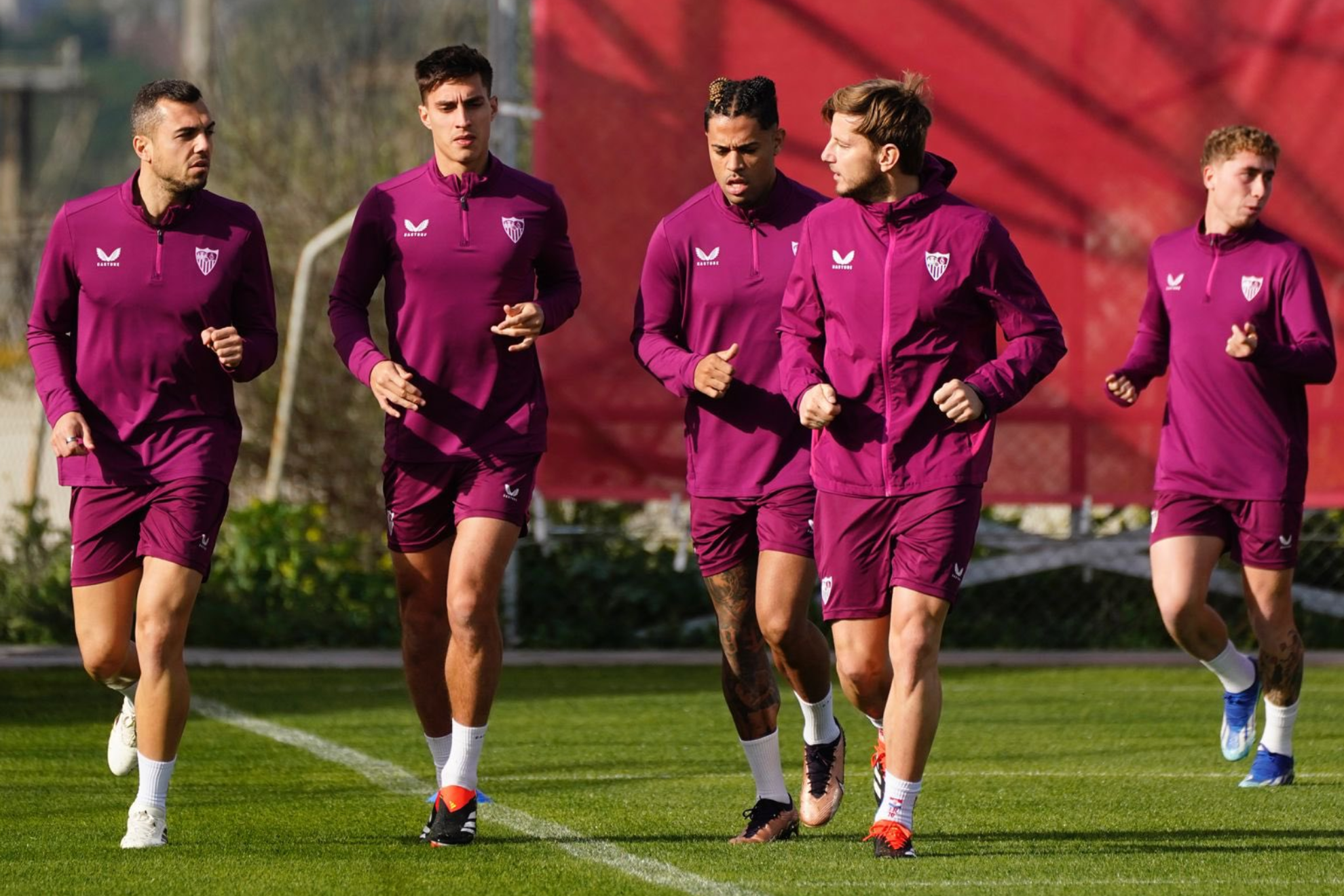 Mariano, junto a Jord�n, Rakitic y Gattoni, en el entrenamiento del Sevilla.