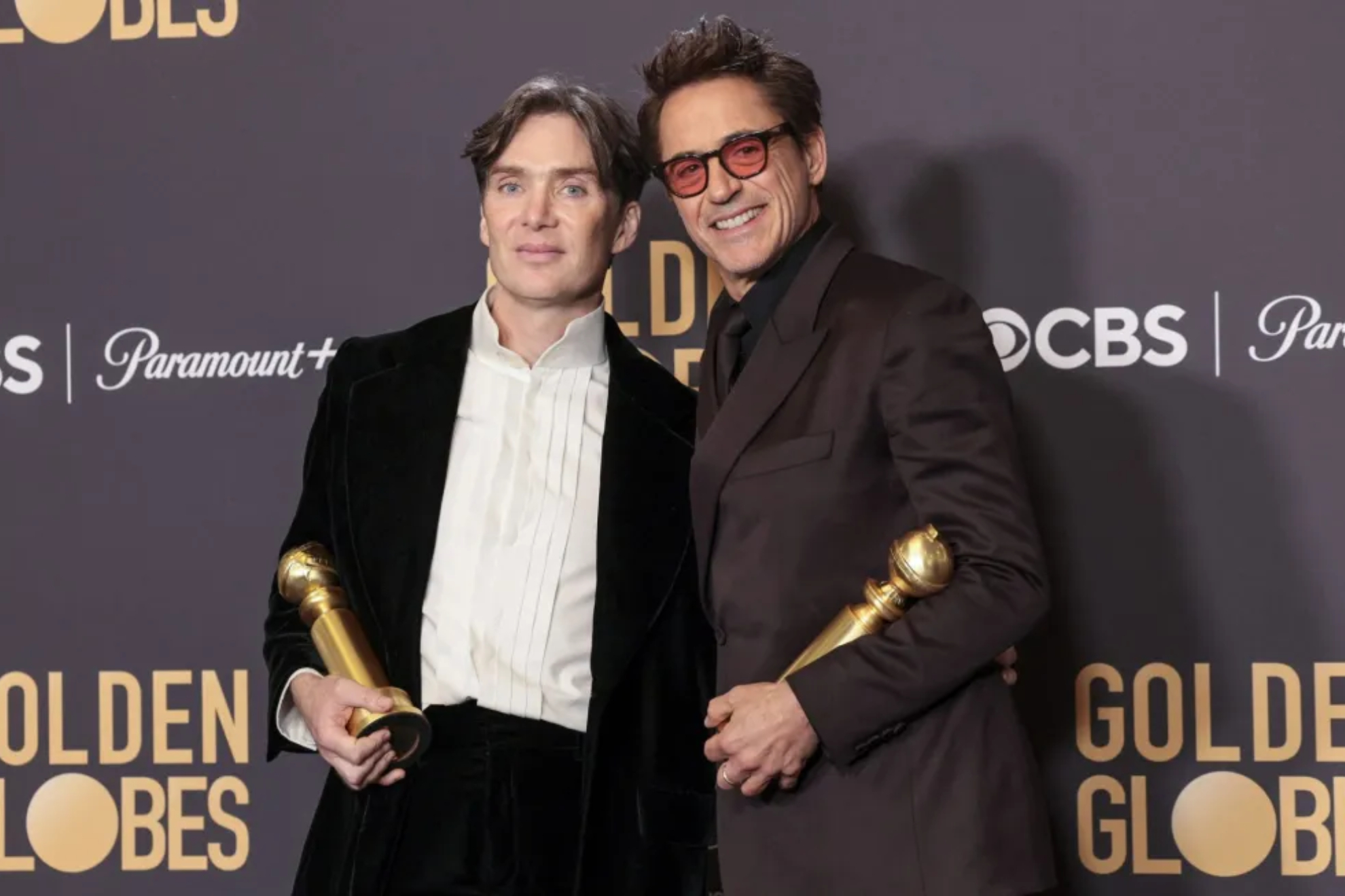 Cillian Murphy (i) y Robert Downey Jr. (d) posan en la sala de prensa de los Globos de Oro