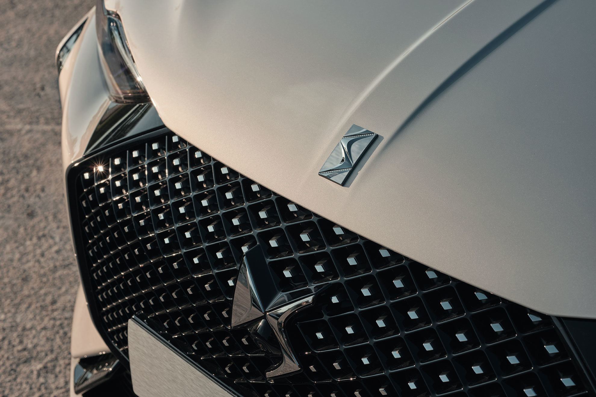 El DS 3 Esprit de Voyage lleva una parrilla delantera en negro brillante, entre otros detalles.
