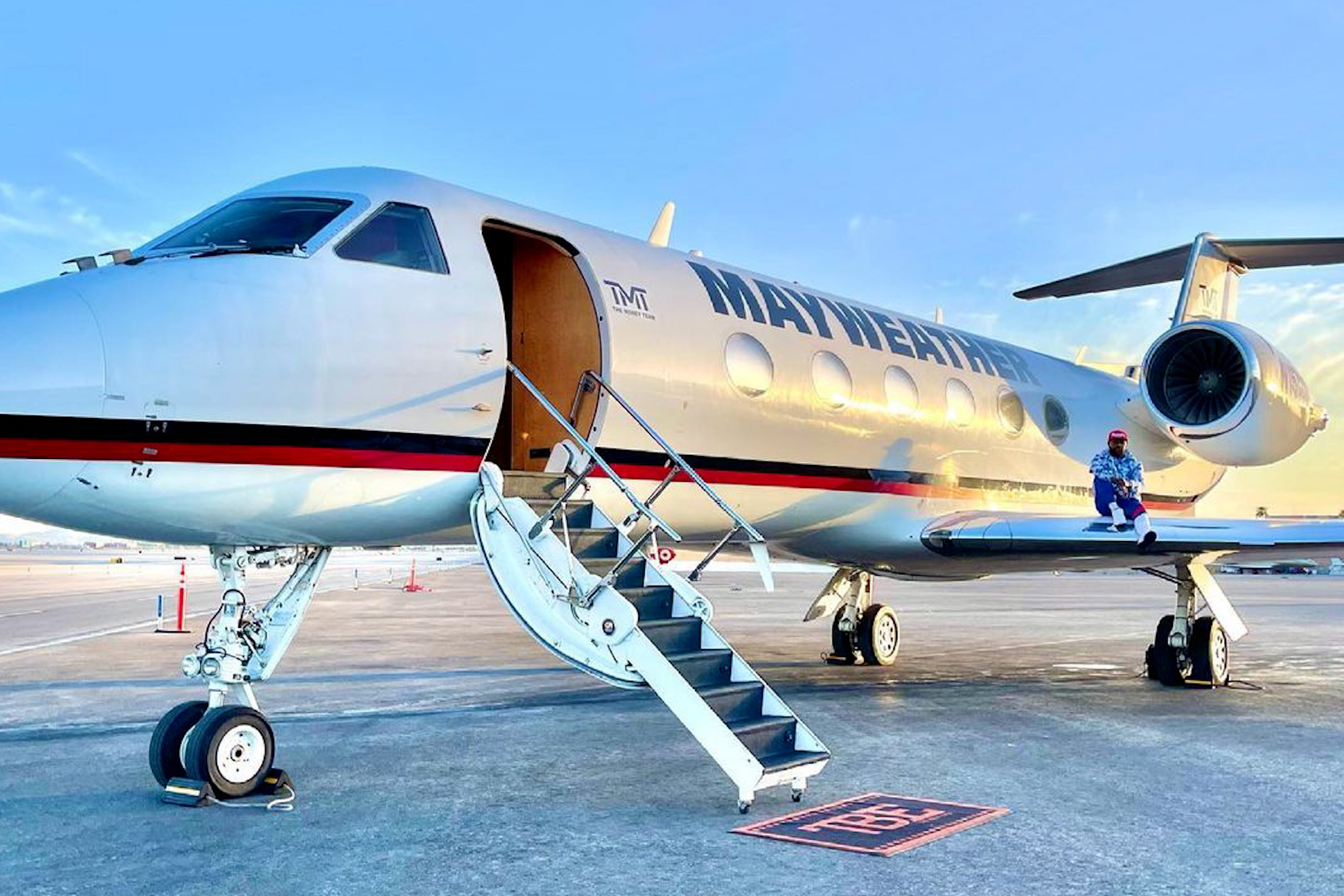 Floyd Mayweather humiliates his fans by showing how he parks his private jet