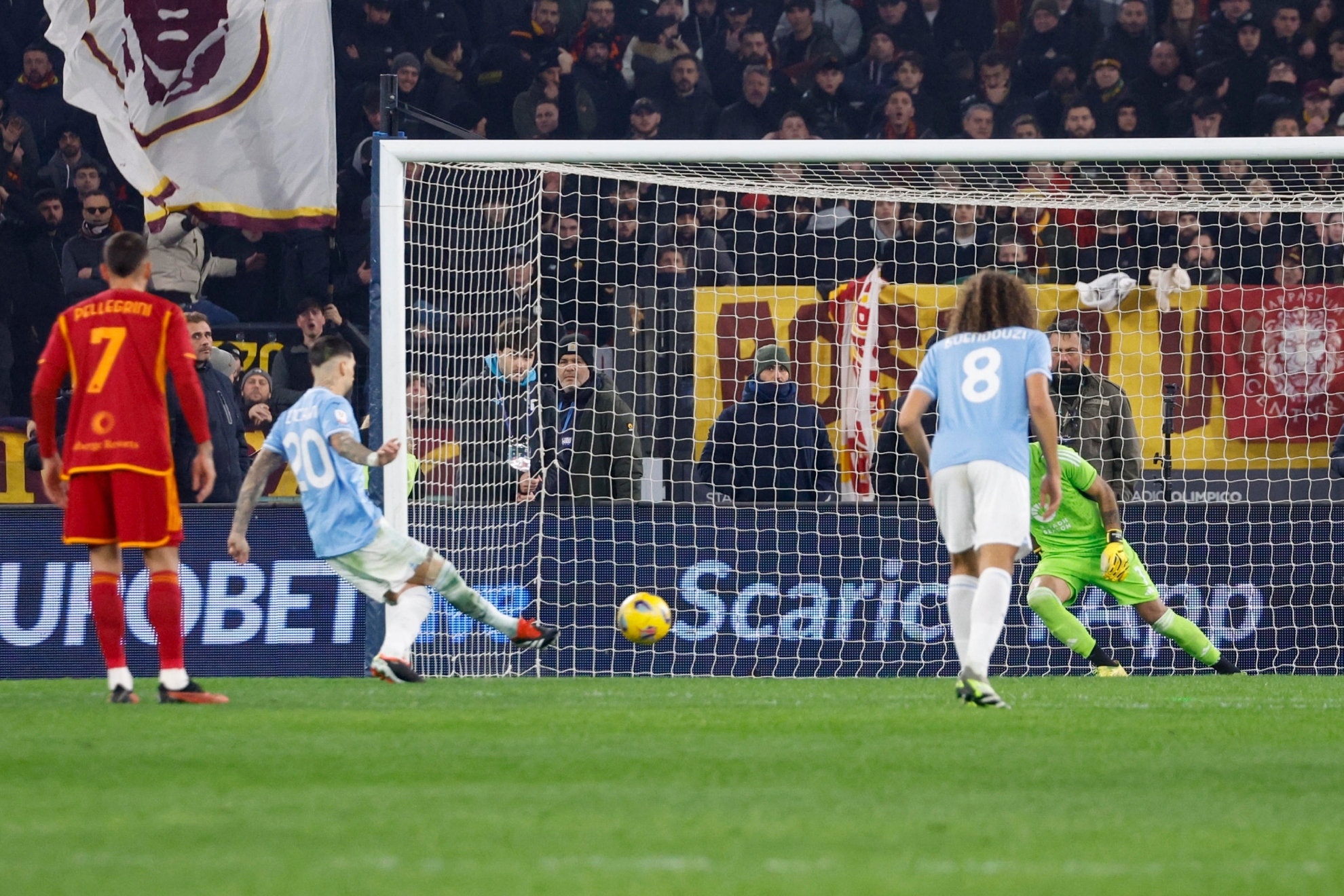 Mattia Zaccagni marca de penalti el gol de la Lazio.