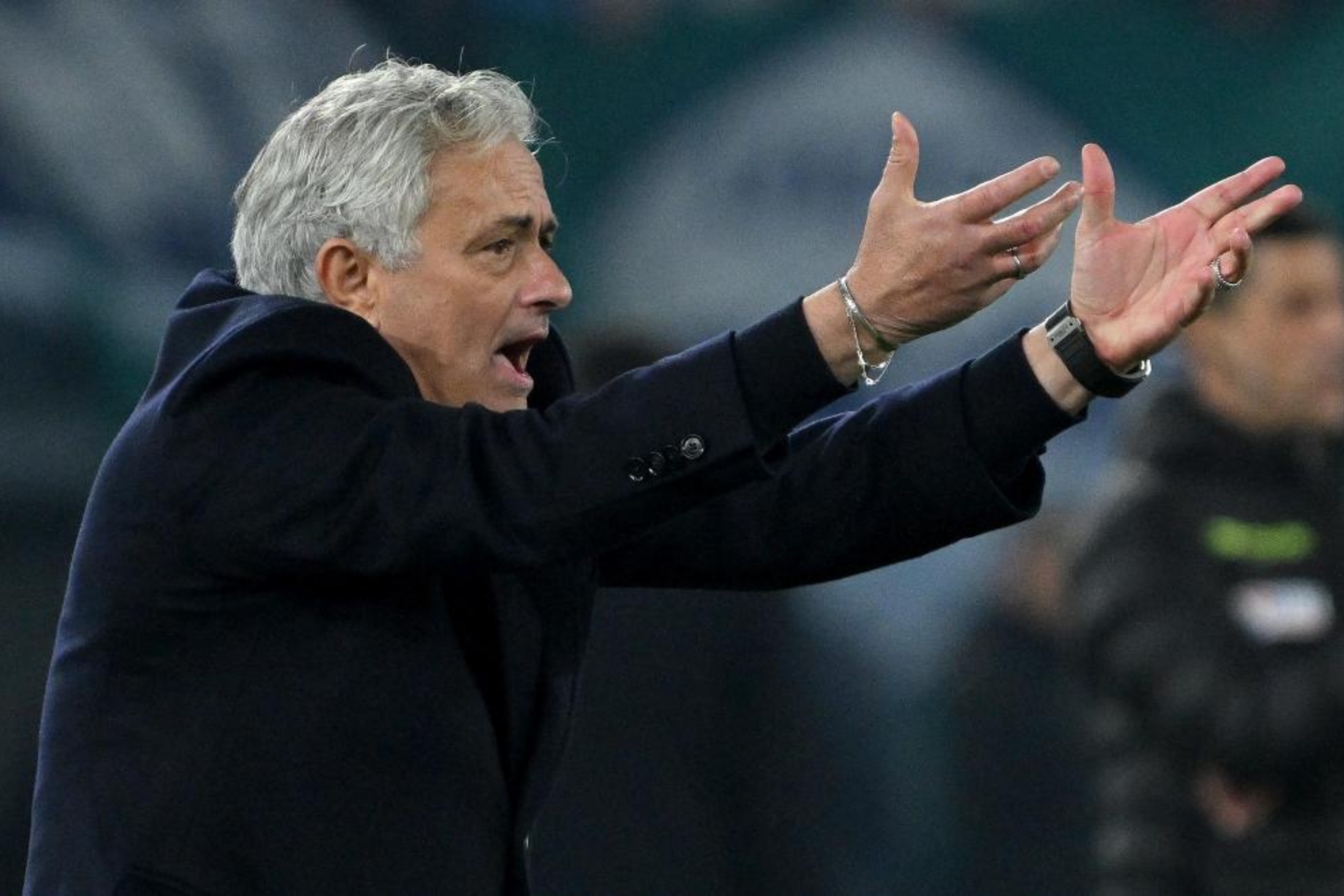 Mourinho, entrenador de la Roma, protesta en el encuentro ante la Lazio.