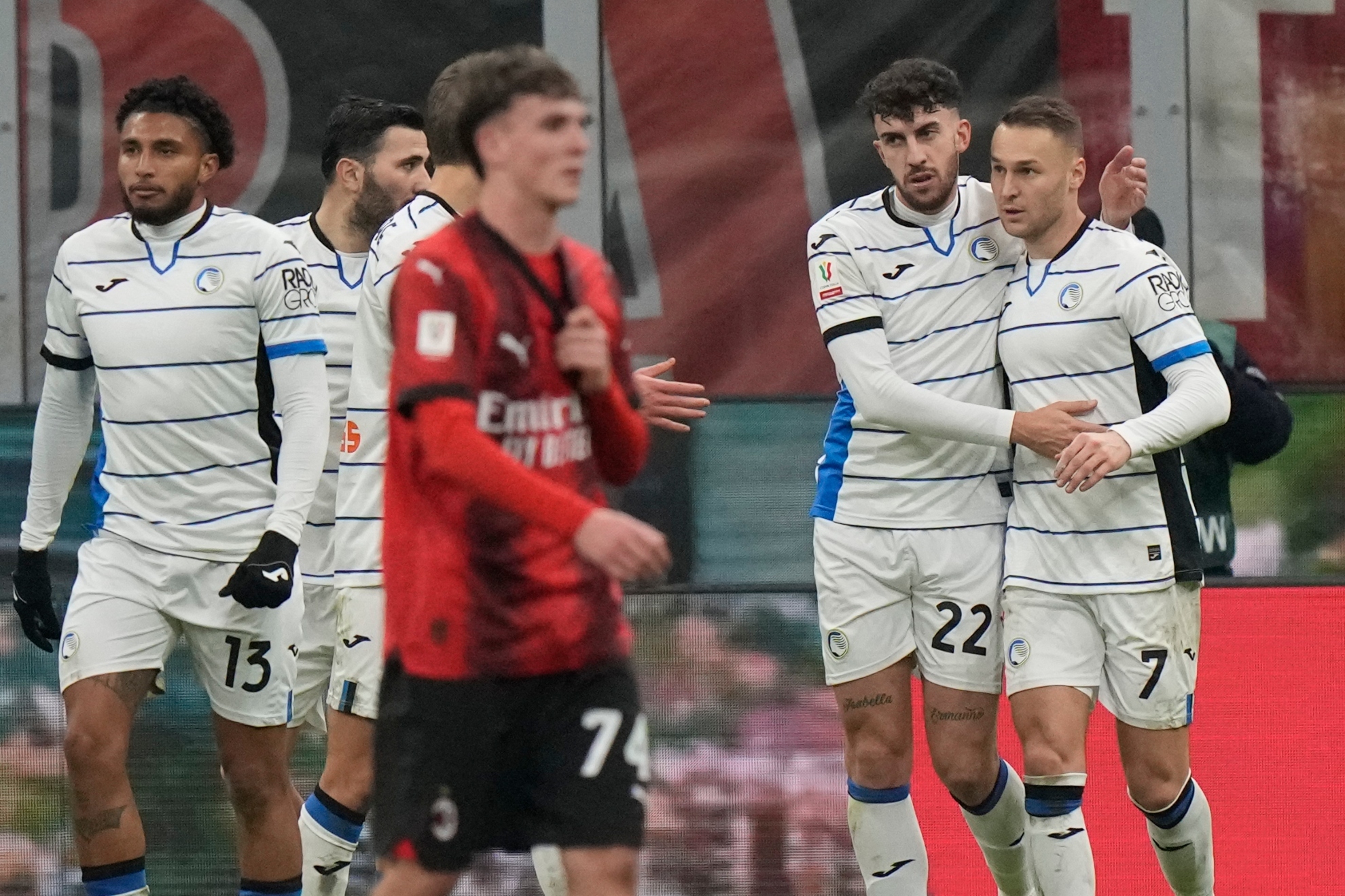 Los jugadores de la Atalanta celebran el segundo gol de Koopmeiners.