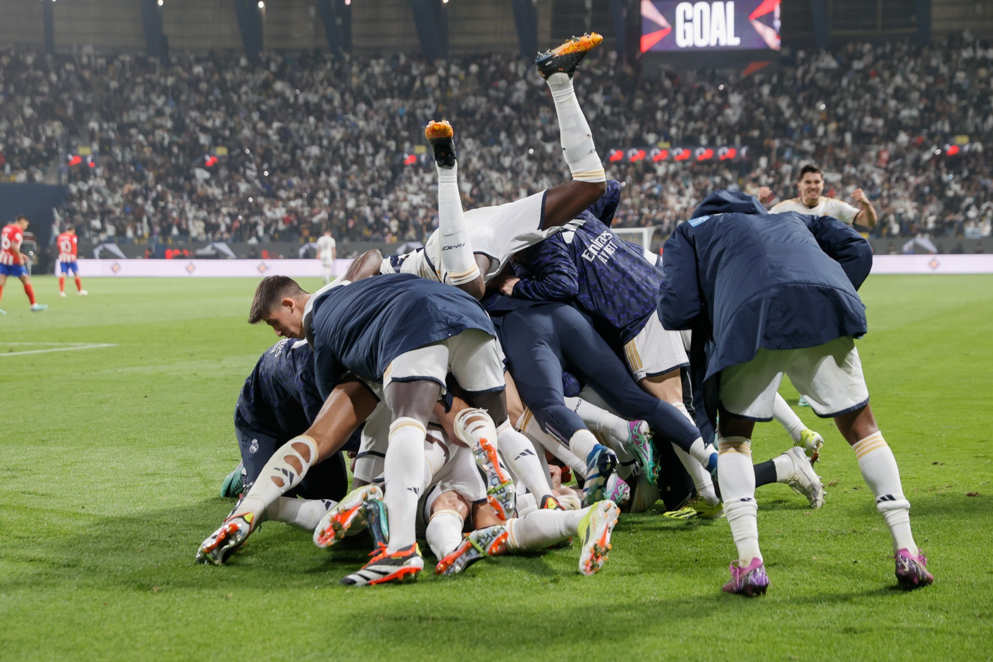 Los jugadores del Real Madrid celebran la clasificación para la final de la Supercopa tras ganar al Atlético.