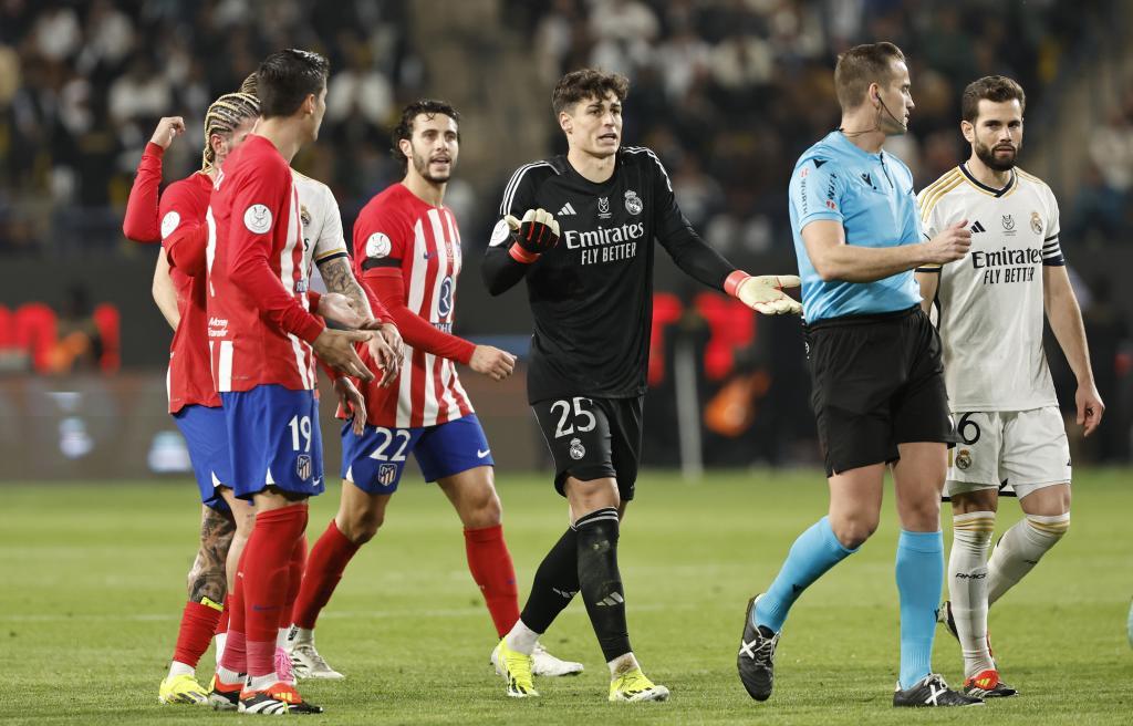 Kepa protesta a Alberola Rojas tras el tercer gol del Atltico de Madrid por una posible falta.