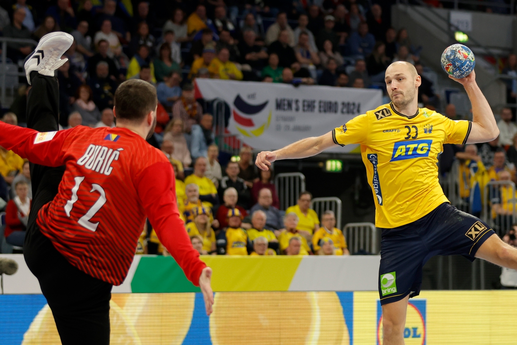 El lateral sueco Lukas Sandell lanza ante el meta bosnio Buric /