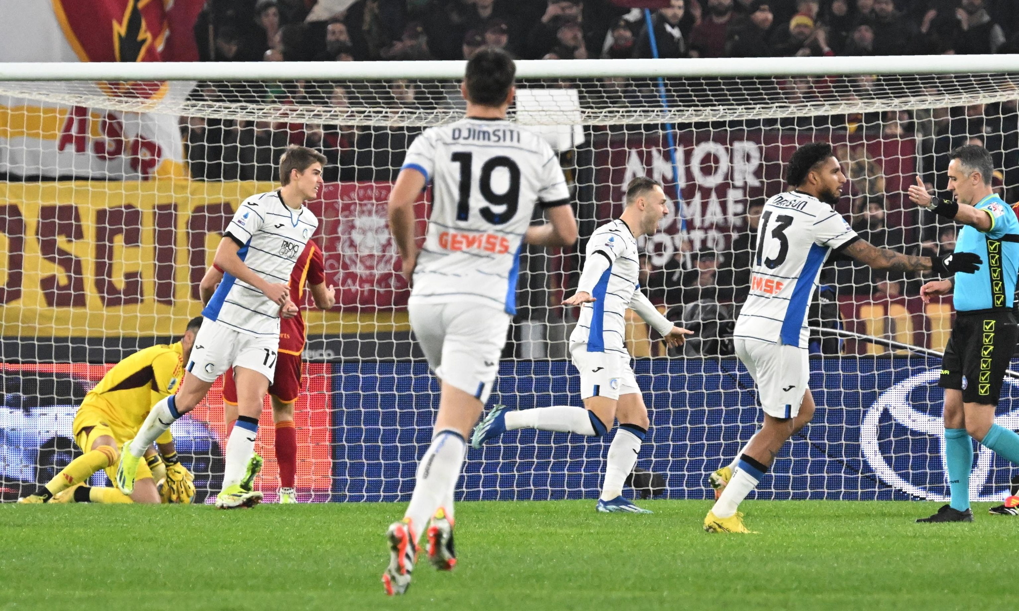 Koopmeiners celebra un gol ante la Roma.