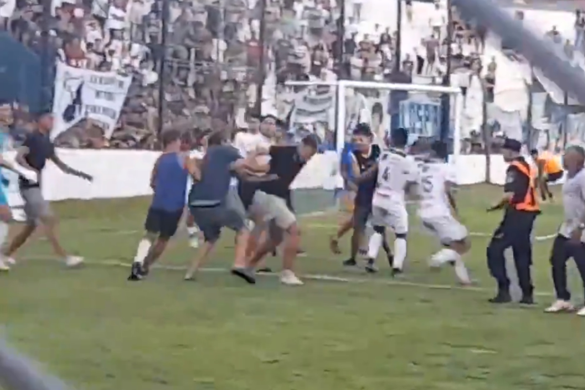 Nueva batalla campal en un partido de fútbol en Cuarta División de Argentina: golpes, peleas, heridos, detenciones...